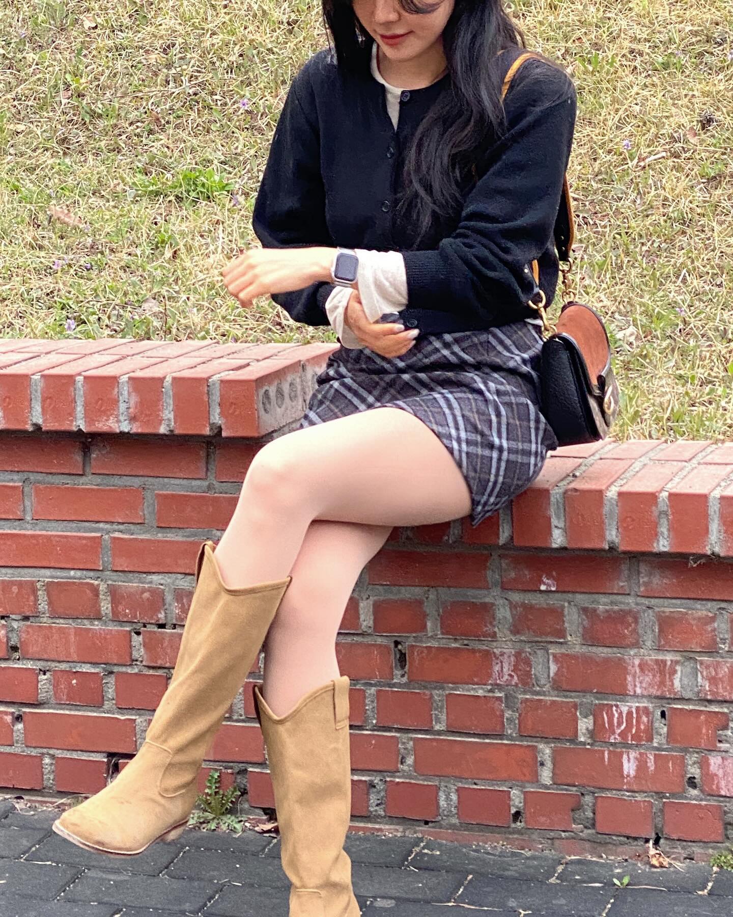 부쩍 포근해진 날씨 덕분에 옷이 가벼워졌지만 그래도 맨 다리는 아직 쌀쌀하잖아요? 💁🏻‍♀️보정한 것처럼 잡티 보완부터 자외선 차단 기능까지 있어서 야외활동이 많은 분들께도 추천드려요!  저는 유발, 스킨 컬러, M/L 사이즈 신었구요 키가 큰 저는 일반 스타킹 신으면 길이가 짧아서 너무 불편했는데 44부터 99까지 사이즈 선택이 가능해서 체형에 맞게 고를 수 있는 장점은 물론 다리를 촥 감싸주는 부드러운 착용감이 너무 좋더라구요! 🤍🤍🤍

#협찬 #마른파이브 #넉넉스타킹 #올리브영스타킹 #스타킹추천 #골프스타킹 #교복스타킹 #직장인스타킹 #자외선차단스타킹