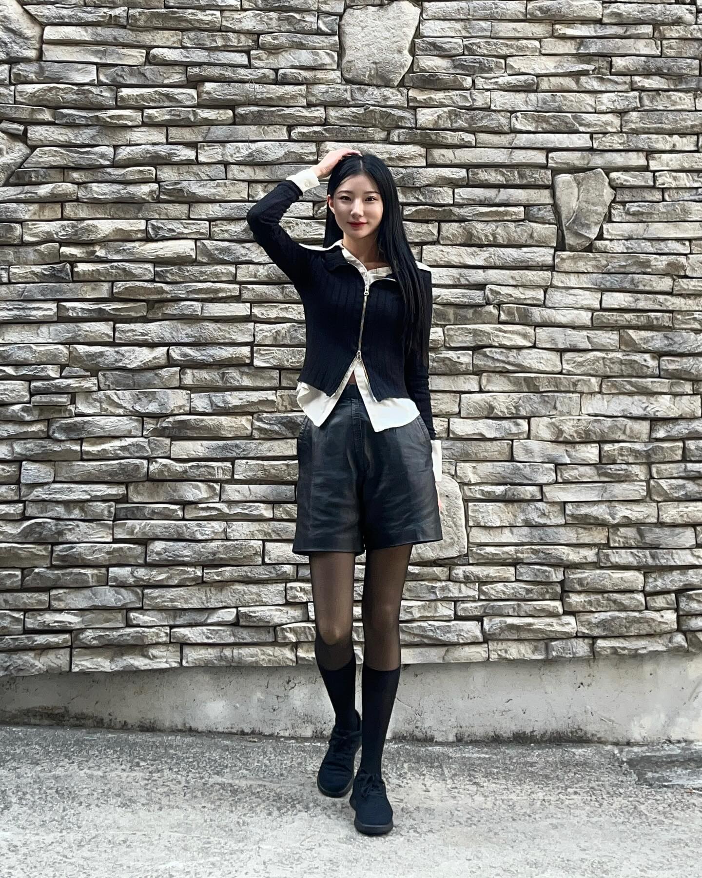 #협찬 

르무통에서 기존 클래식 버전의 업그레이드 신제품이 나왔어요! 
착화감은 말해뭐해? 
신발인데 왜 양말을 신은 것처럼 가벼운 걸까요!!?
여행 갈 때 오래 걷는 사람들에게 정말 필수로 신어야 하는 신발이예요👍🏻👍🏻👍🏻
이 날 영하5도 였는데 발이 따뜻하니 좋더라고요!! 
보온효과도 있어서 겨울에 신을 운동화 찾고 있다면 르무통 꼭 한 번만 신어보세요! 
깃털같은 가벼움에 실내에 그대로 들어갈 지도 몰라요🤭💗

#lemouton#르무통 #봄코디#르무통클래식 #르무통_in #역삼동