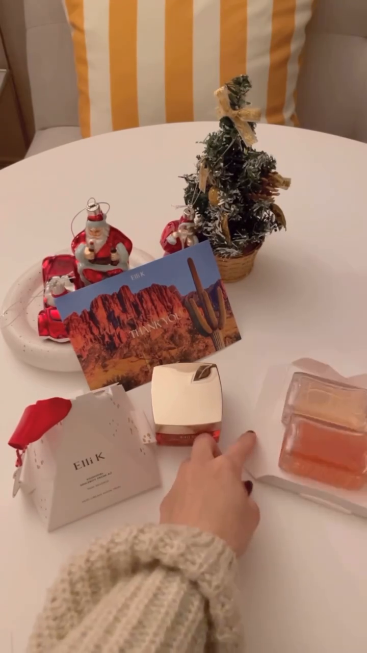 #광고 ellik_official_kr

Lovely Holidays, Love Elli K❤️
사랑을 담은 엘리케이의
#홀리데이에디션 최초 공개✨
다가오는 연말을 더욱 특별하게 만들어 줄
홀리데이 에디션이 출시되서 소개해드려요🎁
크리스마스의 설렘과 무드를 담아낸
두 가지 홀리데이 에디션은 선물하기에도 
너무 패키지인데요🎄

강한 자외선에 빼앗겼던 피부 광채,
지금 되찾아야 할 때! 피부 결과 장벽을 
동시에 케어하는 0단계 스킨케어
#타임리버스머드크림마스크

춥고 건조한 겨울철 촉촉하고 생기 있는 
데일리 스킨케어를 위한 제품 2종을 만나봤어요!
#타임리버스퓨리파잉토너 는 피부에 
필요한 수분과 생기를 전달하는 동시에
본연의 맑고 투명한 빛을 되찾아주고, 
#타임리버스트리트먼트로션 은
피부에 끈적임 없이 빠르게 스며들어
속부터 은은하게 차오르는 수분광을 선사합니다.
겨울을 위한 데일리 스킨케어 루틴❄
찬바람에 들뜬 피부를 진정시키고
부족한 보습과 영양을 가득 채워보세요!
⠀
사랑 가득한 연말을 위한
엘리케이의 홀리데이 에디션을
공식스토어에서 가장 먼저 만나보세요🎄

#ElliK #엘리케이 #크리스마스선물 #홀리데이에디션 #선물추천 #엘리케이홀리데이