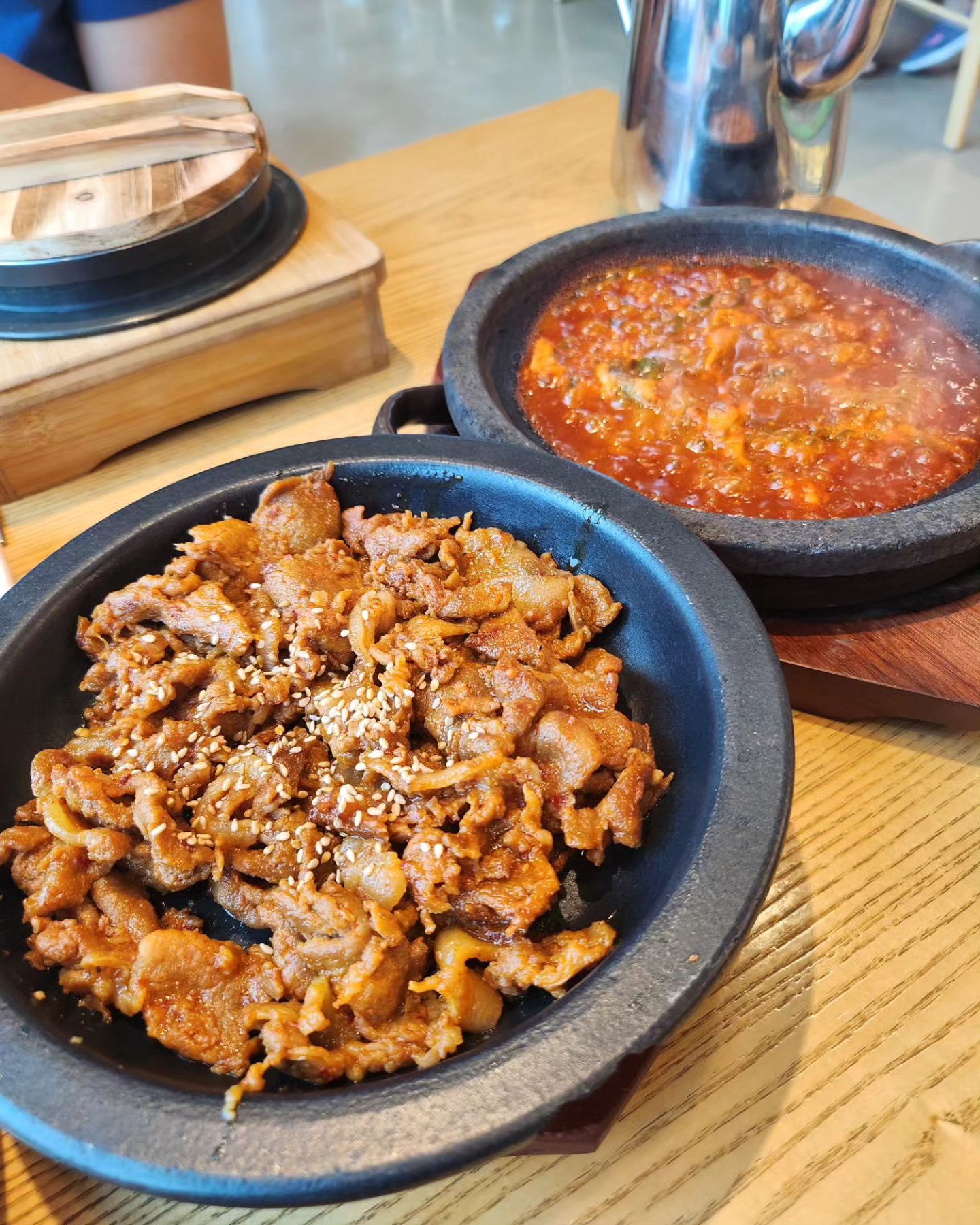 오늘의 오픈런~ #영종쌈밥
비도오고 그래서 쌈밥 생각이나쒀~
제육볶음도 멸치조림도
갈치속젓도 밴댕이젓도 
반찬들도 신선한 쌈도 늠 맛나네~👍🏻
땡초먹고 귀떨어질뻔 했지만ㅋㅋ🤣
아니 다 맛있는건 반칙아닌가ㅋㅋ
입구에 길게 늘어진 대기의자보고
맛집이구나 예상했음ㅋㅋ
맛있는거 먹고 모두 힘내자💪🏻💪🏻
 
 
✔️인천 중구 영종진광장로 46 마린파크 3층
#영종쌈밥 #영종도쌈밥
#구읍뱃터맛집 #영종도맛집