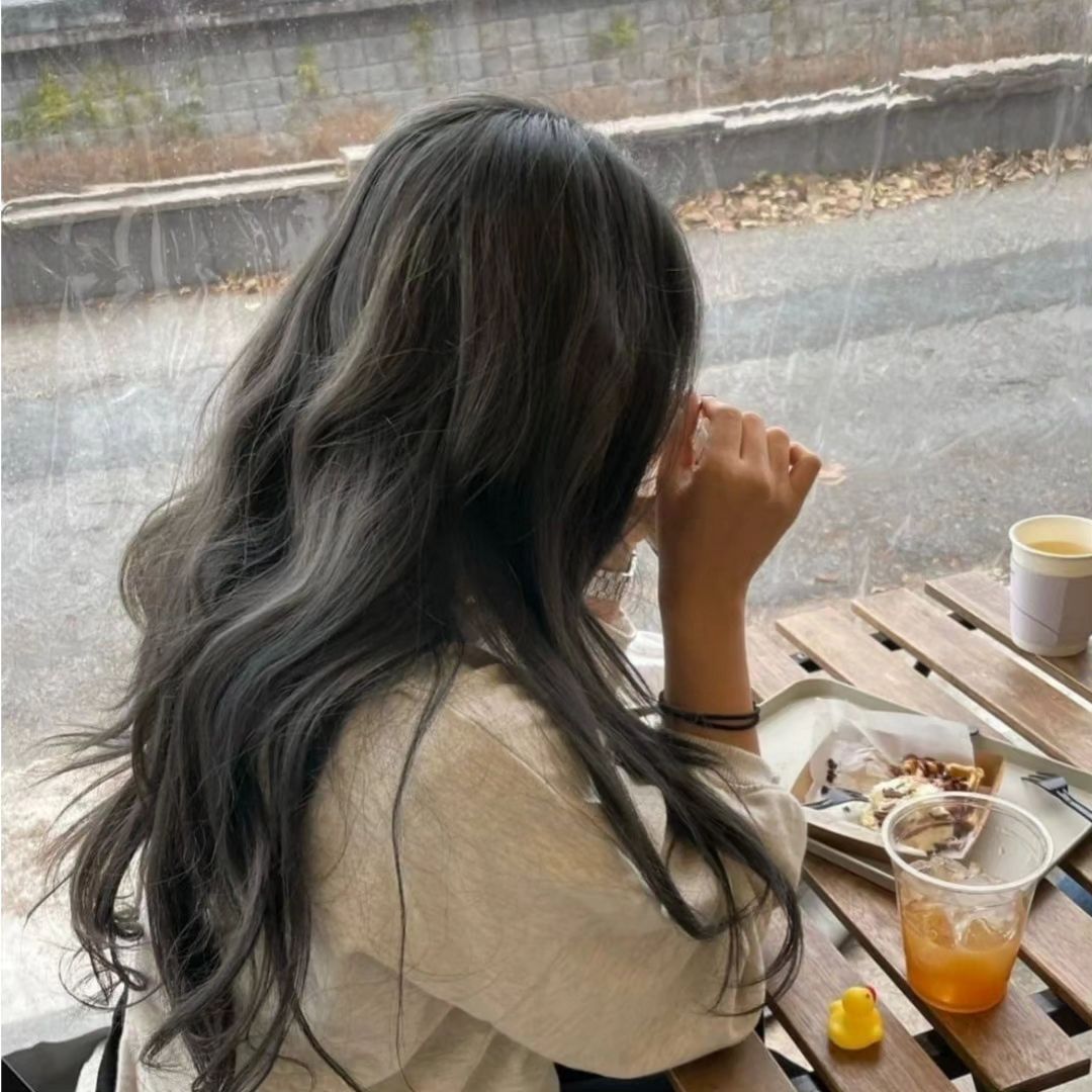 미.용.가  여진실장 계정 choi_yyj

[ 미.용.가 ] 동남지구점 여진실장 시그니처 애쉬그레이.

나만의 개성을 나타내면서 본인의 장점을 극대화 시킬 수 있는 방법중에 컬러가 한목 한다고 생각 하는데요!

본인의 피부톤이나 분위기에 따라서 색감을 어떻게 주느냐에 따라서 보다 생기있어 보이기도 매력을 더 돋보이게끔 도와준답니다.

애쉬그레이염색 을 하기 위해선 부득이하게 탈색 이라는 작업이 꼭 필요합니다. 그 이유인 즉슨 ! 

동양인의 모발에는 멜라닌색소 가 붉은빛이 많기 때문에 붉은 샛소를 제거한뒤 색감을 입혀야 컬러가 나올 수 있습니다.

물론 개개인마다 탈색의 회수 차이는 있을 수 있는데요
보통 2~3회 탈색을 들어갈수도 있답니다.

미용가 에서는 최소한에 탈색으로 보다 만족 스러운 시술이 될수 있도록 최선을 다 하겠습니다. 

#미용가동남점 #청주미용실 #용암동미용실 #동남지구미용실 #분평동미용실 #청주염색 #청주애쉬그레이 #가경동미용실 #율량동미용실 #청주수험생할인