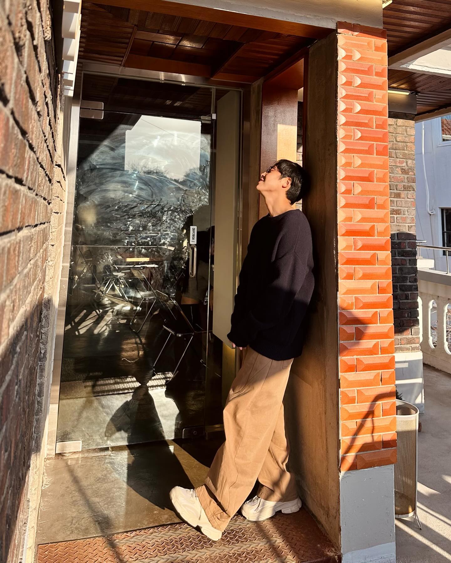 #제품협찬 섹시한 무드와는 거리가 정말 먼 1인.
-
button_seoul 어글리 대디 매쉬 운동화

📌 캐주얼한 디자인이라 어디든 매치하기 좋은 운동화✨
.
.
.
#버튼서울 #스니커즈 #스니커즈추천 #패션계정 #패션계정맞팔 #오오티디패션 #니트코디 #카페부터 #행궁동카페