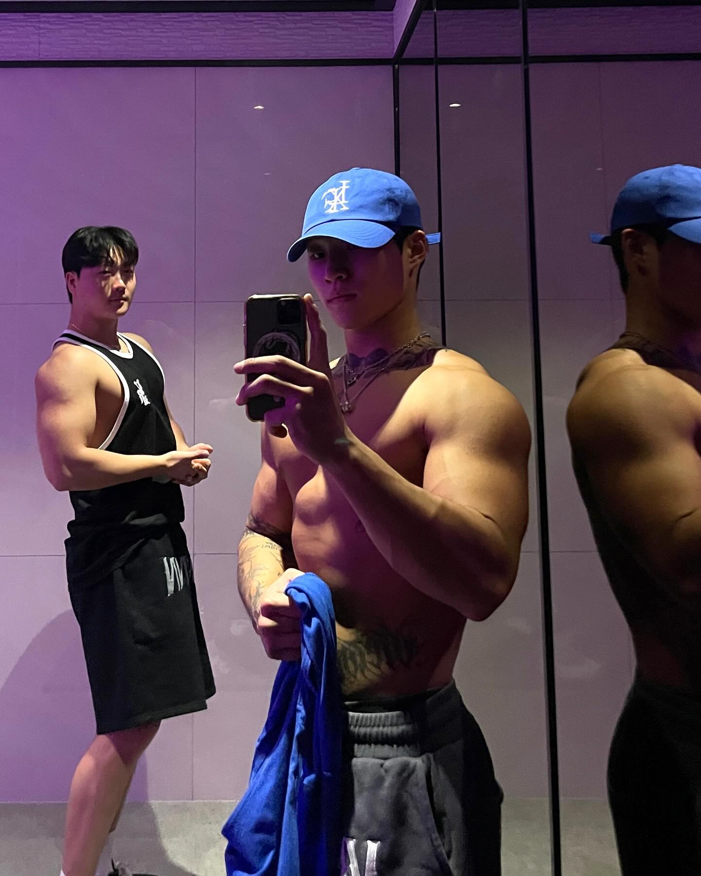 거의 쌍둥이 베르만 신상 바지 존녜인데 아직도 안산 사람 있음?..설마..
집나간 복근 다시 찾는중🥲