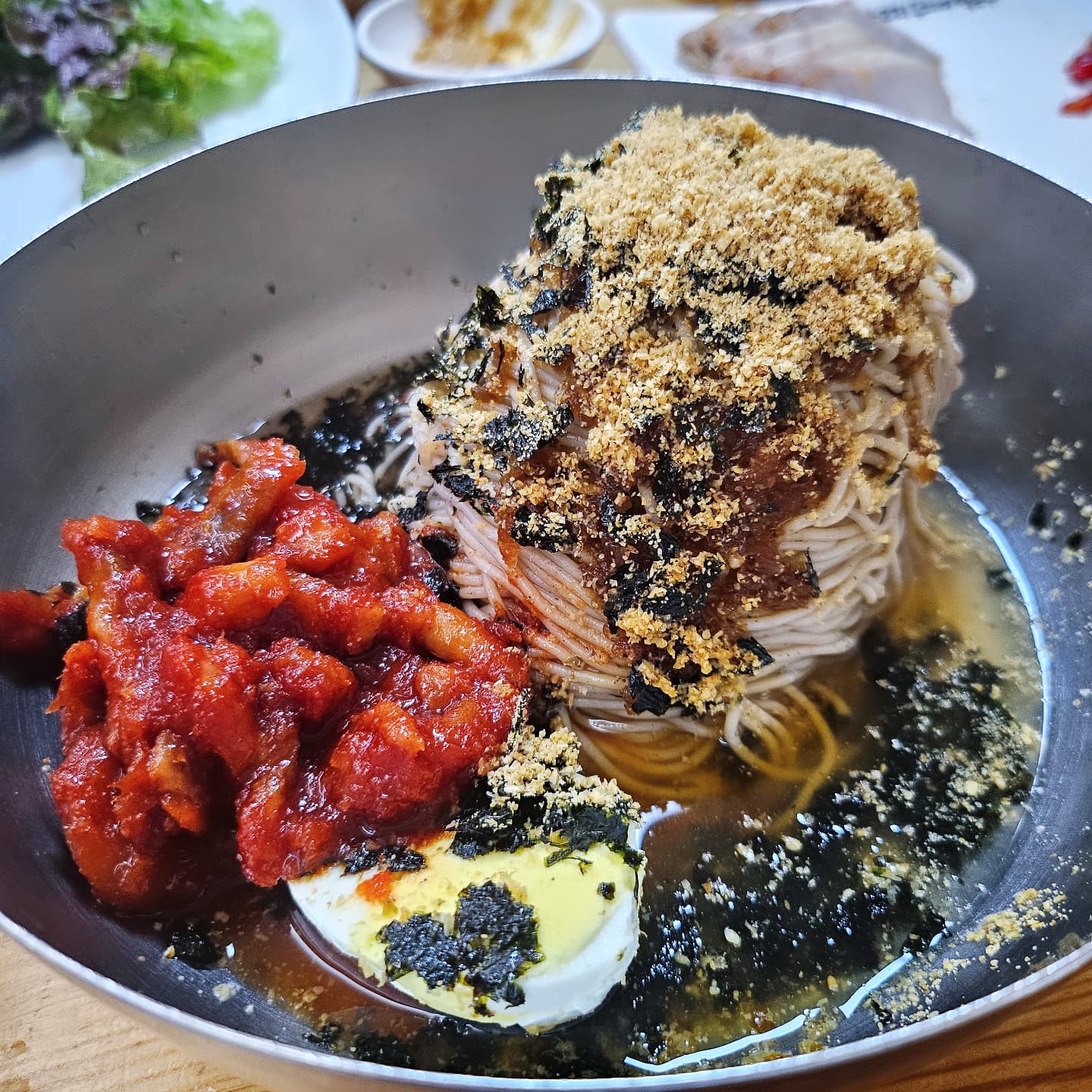 #협찬 강릉 현지인들은 모두 아는 찐맛집🫧🫧

47년 전통을 자랑하는 강원도 원조 동치미 막국수 "삼교리 막국수 강릉 본점 " 다녀 왔어요

음식 ,매장 모두 깔끔하고 친절하며
막국수,메밀 전병,수육,,, 거를 음식 하나 없어요☺️

메밀 전병은 바삭 바삭,, 완전 취저 당해씀다🫣🩷
주문 필수🫣 !!

✨️✨️강릉 여행 필수 코스는 삼교리막국수‼️✨️✨️

📍삼교리막국수 강릉 본점
📍강원특별자치도 강릉시 구정면 범일로 364 (여찬리)
📍매주 화요일 휴무
📍주차가능

#강릉맛집 #강릉막국수 #강릉내곡동맛집 #관동대맛집 #삼교리동치미막국수 #막국수 #강릉 #여행 #강릉동치미막국수맛집 #강릉놀거리 #강릉데이트 #강릉맛집 #likes #l4l #fff  #강릉막국수맛집 #막국수맛집