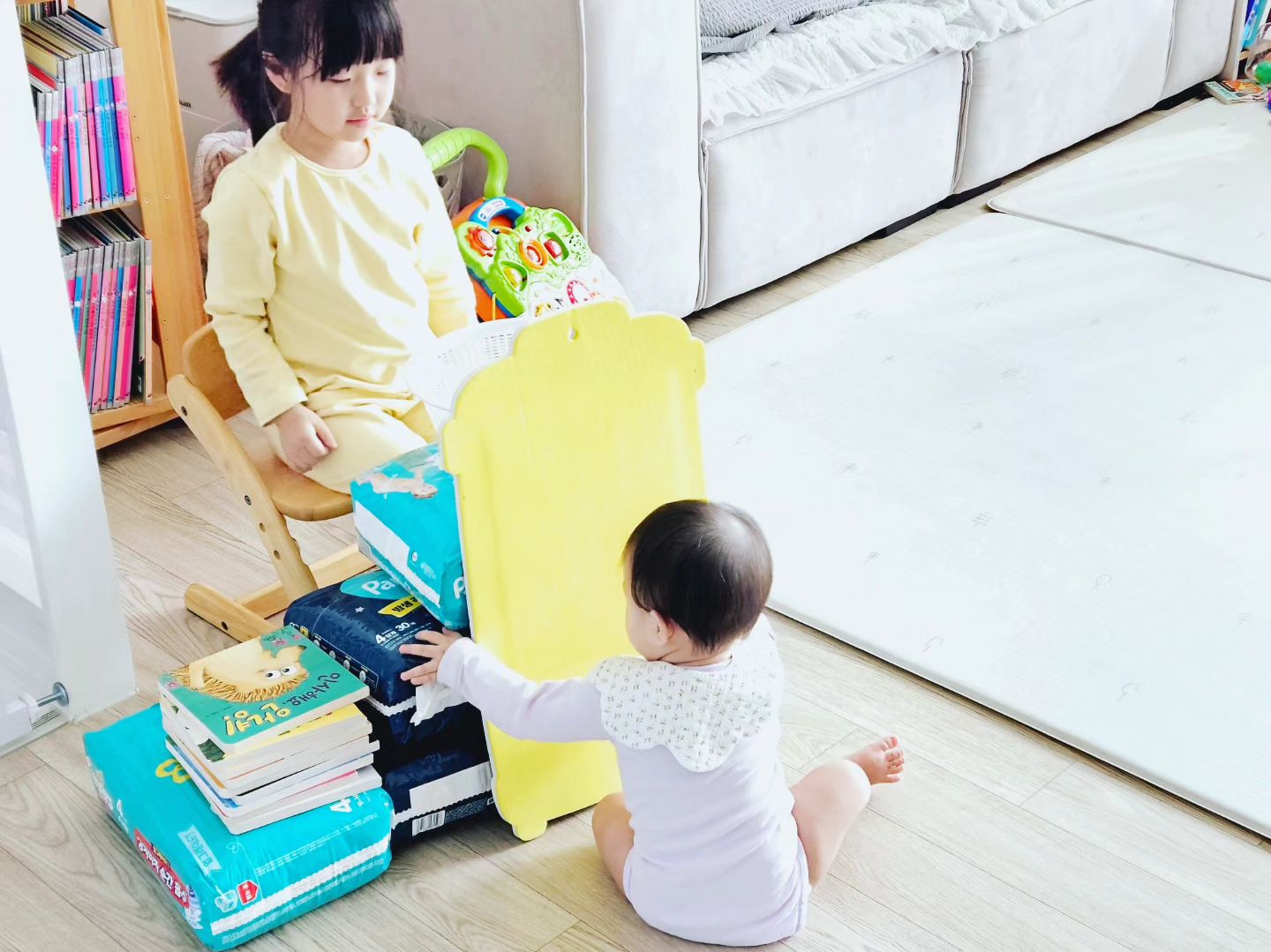 첫째의 독감으로 일주일 전쟁같이 지나갔는데,
오늘은 꼬꼬마 둘째 파괴왕 부활하여 엄마가 너덜너덜해짐🫠🫣

그래도 사이좋게 놀아준 너희들 칭찬해♡
이른 육퇴 후 행복해서 남긴닷🙈

#파괴왕둘째 #째려보기👀 #심기불편조심
#2회차인생인줄 #첫째가고생많다
#육아기록