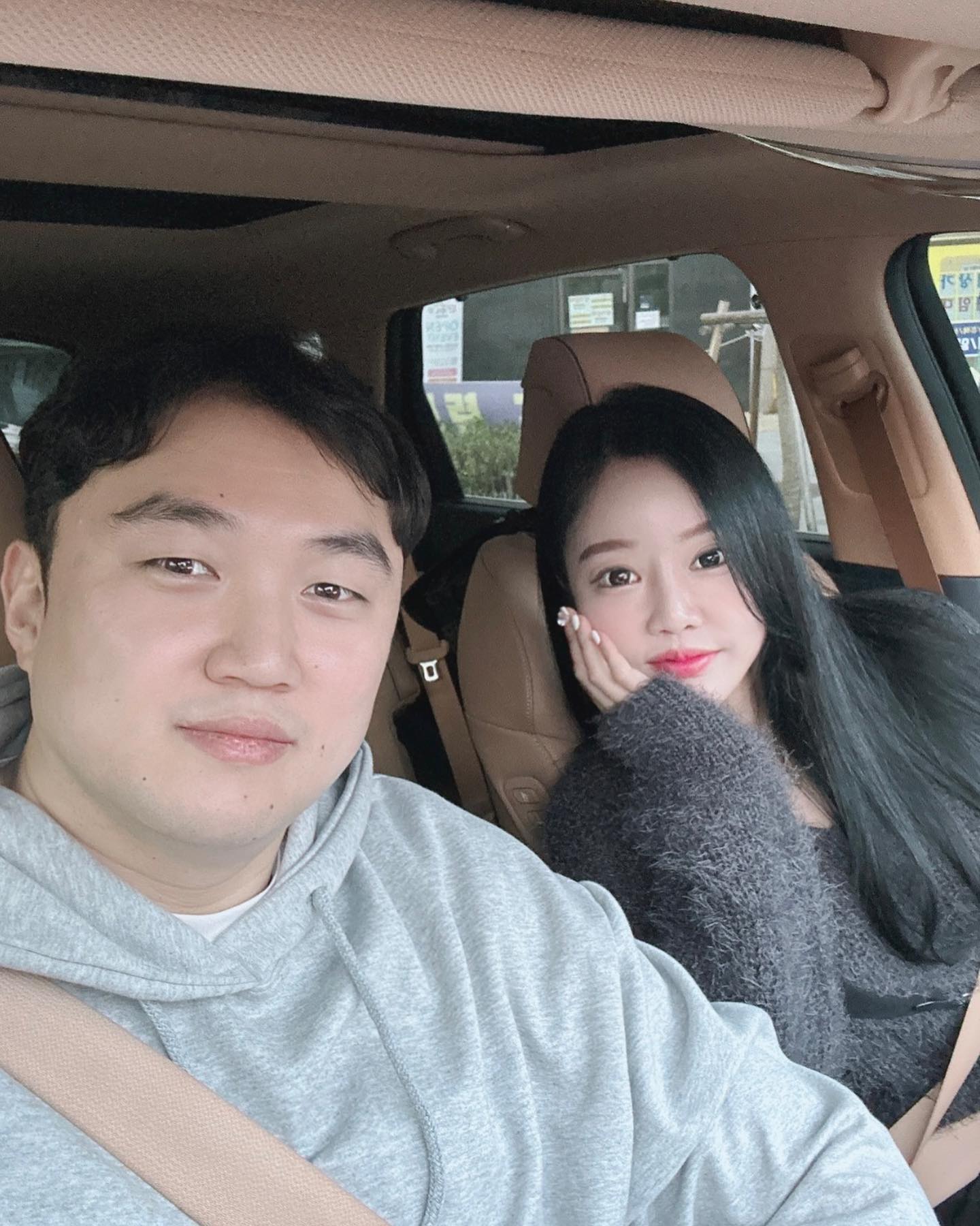 오빵이랑 같이 이발데이투하고 수산시장가서 대게랑 가리비랑 회 왕창사서 해혜부부집가서 한잔🤎 민서 재롱잔치보고 눈호강하고있는데 분위기깨는 남자둘...ㅎㅎ 마지막은 술한잔걸치고 기분좋은 오빵이 ㅋㅋㅋㅋㅋ 요새 스우파보고 춤꾼됐녹ㅋㅋㅋㅋㅋ 

#일상 #주말 #데이트 #럽스타그램 #친스타그램 #데일리 #취미 #맛집 #대구 #대구맛집 #셀피 #셀카 #인스타그램