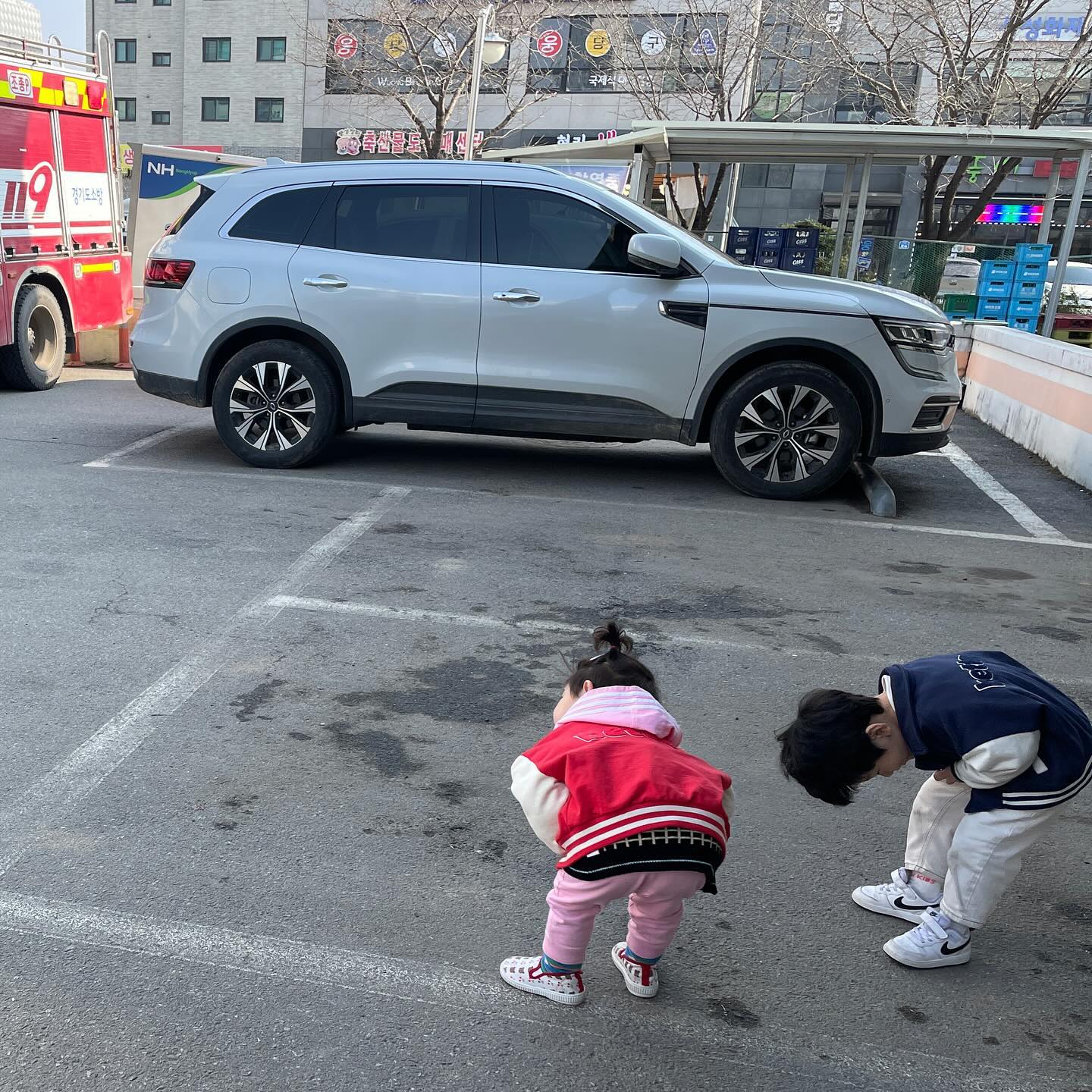 멀리서 보아야 으름듭뜨...🔥🩷

애증의 시우 X 서우 크로쓰 
웃었다가 싸웠다가 울었다가 화냈다가 혼났다가 무한반복 1박2일 ㅎ

그래도 서로 챙겨주고 나눠먹고 같이하고 같이놀고 나름 성장했따.. ㅎ 
찬찬히 커가면서 서로 이해하거 배려해주렴 ✊🏻✊🏻

내눈에 젤귀여웠던 소방관 아저씨께 인사하는 우브로 타양해🫶🏻