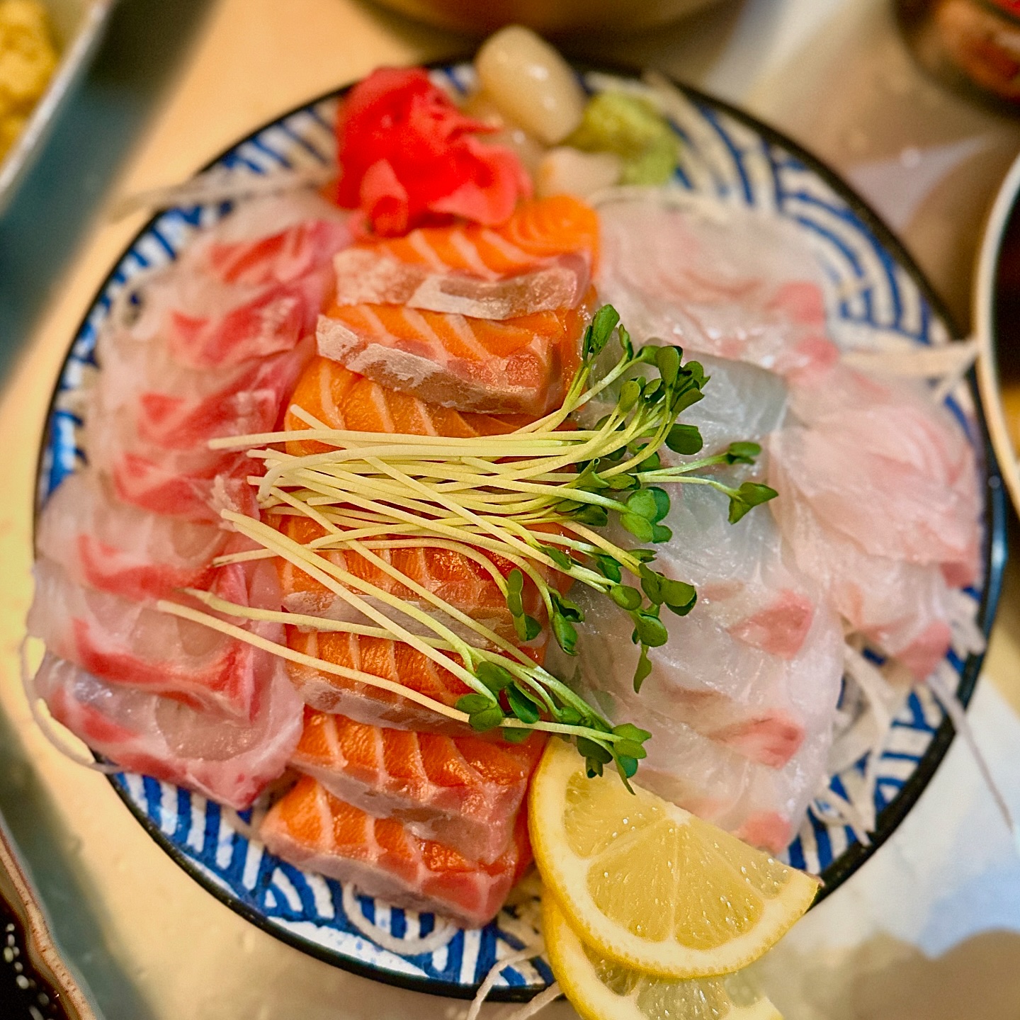 모듬숙성회+김밥+물회+컵라면까지 한상 가득 나오는곳❗️

신사동 가로수길에 위치한 #바다포차돌섬 
모듬숙성회 주문하면 3종류의 숙성회 (연어,광어,도미) 
같이 곁들여먹는 김밥에 물회 게다가 라면까지 💖

따뜻한 조명+노래+뷰까지 분위기도 챙길수있는 좋은곳 🤗

📍바다포차돌섬신사