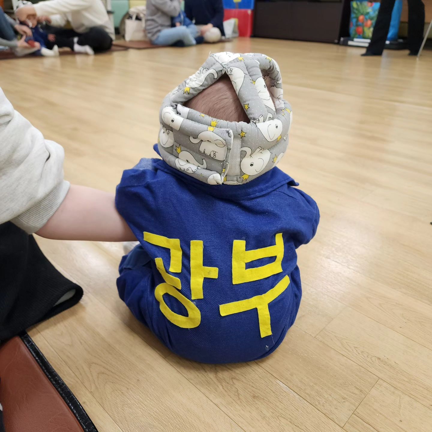 🏷다경♥️ D+136 #오늘의기록

아빠, 엄마, 딸 셋이 듣는 첫 문센 수업🤗
광부 옷 입히고 빵 터지고🤣
너무 시끄러워서 놀란 건지
콩 느낌에 놀란 건지 울상...😢
아빠 품에서 편안하게 손 쬽쬽
4분 같았던 40분이 지나고
집 와서 셋 다 기절😴

#생후136일 #흑토끼띠 #오늘도사랑해
#딸스타그램 #육아스타그램 
#홈플러스문화센터 #홈플문센 #주말수업
#오감체험놀이터 #오감자연놀이반짝반짝똘망이 #나는광부다