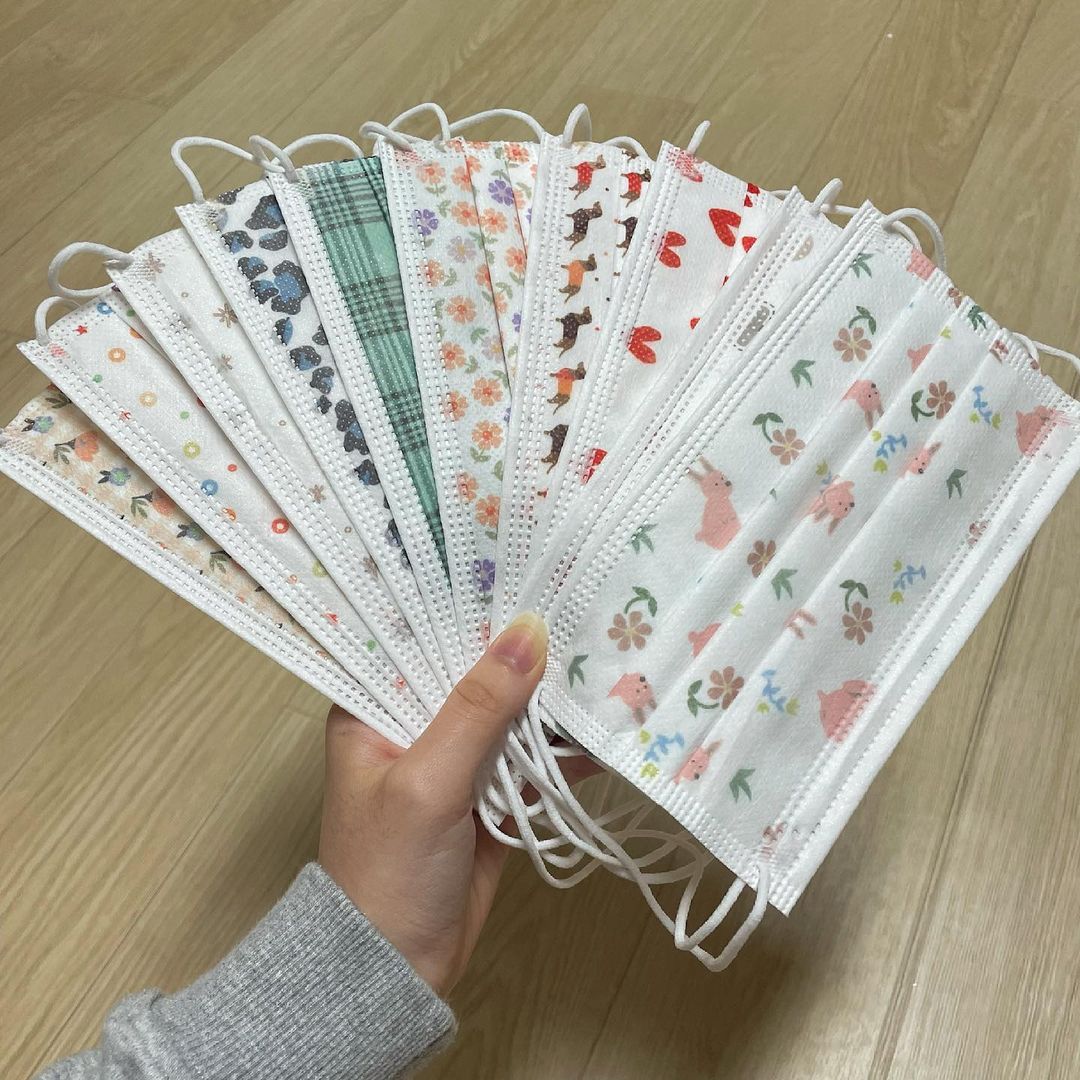 123 Likes, 6 Comments - 조서린 (@seo._.lin) on Instagram: “#협찬 . 😷올 스티커의 디자인 마스크는 모든 원자재를 국산으로 만든 프리미엄 마스크 입니당 😷목화솜 필터를 사용하여 숨쉬기가 편했습니다 😷목화솜 자체의 흡수성...