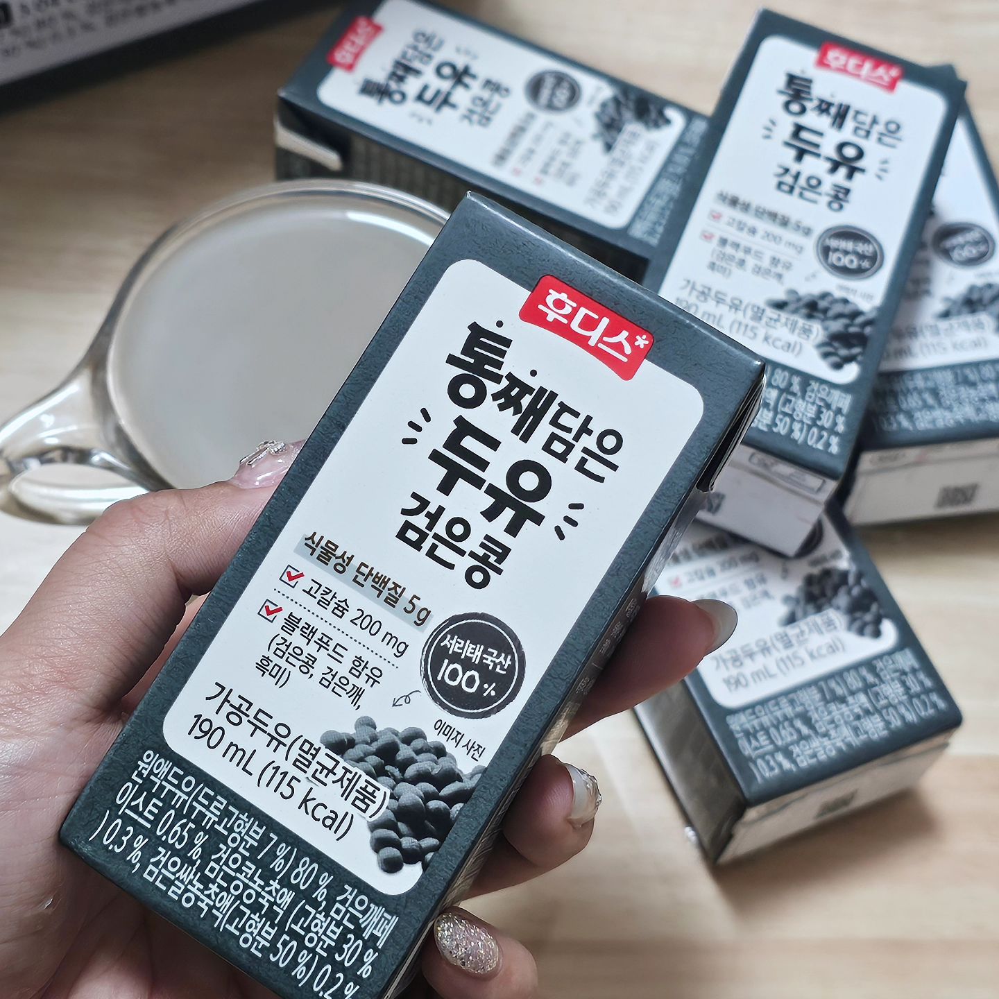 서리태 100%를 담은 식물성 영양 코칼슘 두유
진하고 고소하서 더 맛있게 😋
단백질 듬뿍 챙기자규🌿

#후디스 #통째담은두유검은콩 #두유 #단백질