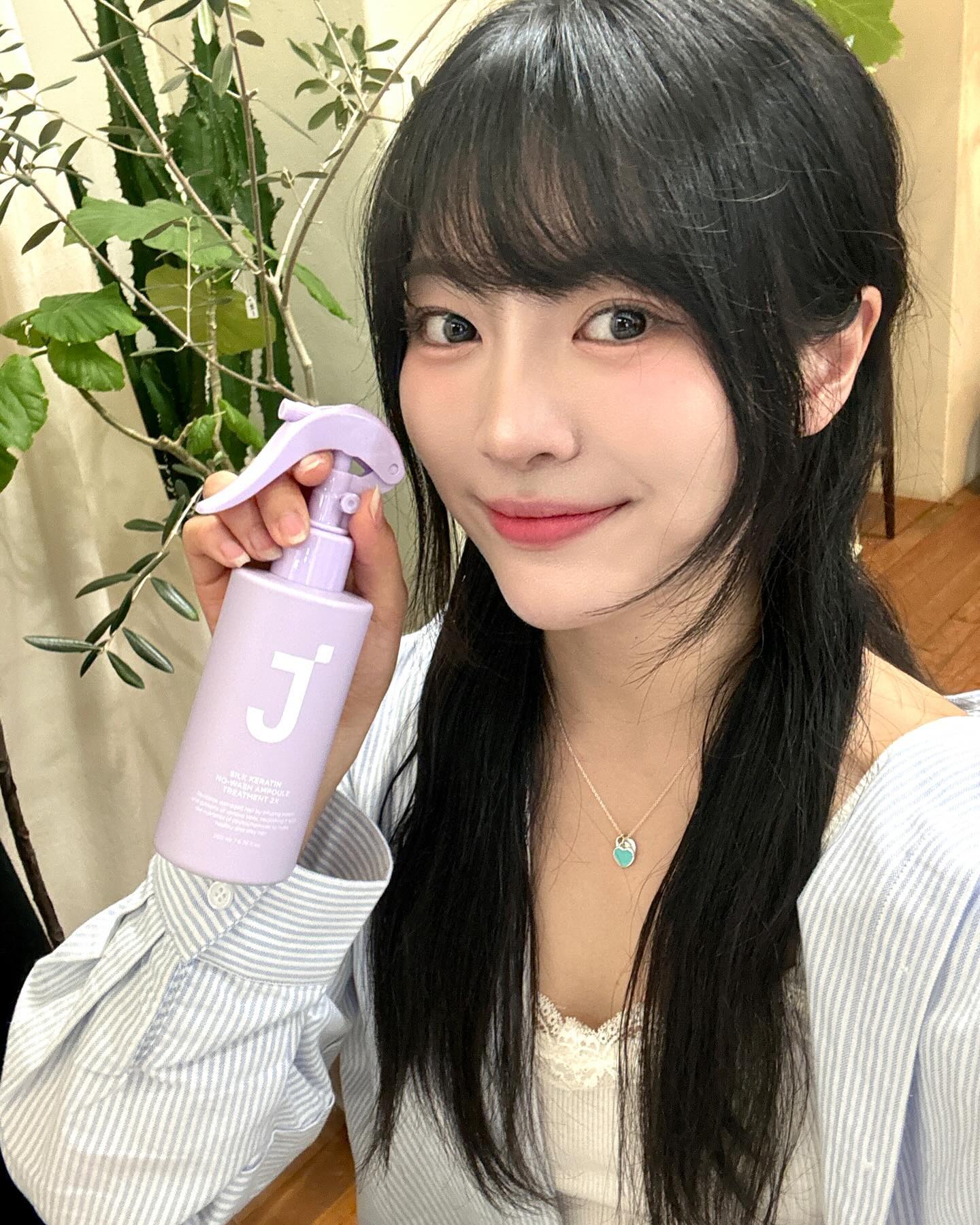 #광고  칙-뿌리면 끝 ! 헤어미스트에 단백질 앰플을 더한 #제이숲앰플미스트 로 3초 심플케어 💖

잦은 펌으로 인해 푸석푸석한 제 머릿결이 걱정이었는데 간편하게 칙-뿌리기만 하면 푸석함이라곤 찾아볼 수 없이 완전 차분해져요!!
저 진짜 완전 귀차니즘 대마왕인데 #노워시 에 뿌리기만 하면 머릿결 개선이 되다니..!!! 이건 놓칠 수 없어요 ~!~!🥹

제이숲 앰플미스트 #올리브영 단독 기획 세트로 LPT 단백질과 제이숲만의 손상 케어 핵심 성분이 2배나 강화되었다고 해요 !
어쩐지 앰플미스트 뿌린 날엔 머릿결에 자연스러운 윤기가 흐르는 거 있죠 ✨✨
거기다 올영 전용 튤립향이 하루종일 은~은~하게 퍼진답니다！

앰플미스트는 3월 31일까지 진행되는 올영픽 기간 내 44% 할인된 가격에 만날 수 있다는데 다들 달려가시죠 ~!💖🏃‍♀
저는 재빠르게 달려감니다 ~! 재구매율 200% !!

✅ 단백질 앰플이 잘 섞일 수 있도록 충분히 흔든 뒤 분사해주세요 (⸝⸝⍢⸝⸝) ෆ 

#제이숲 #제이숲앰플미스트 #앰플미스트 #노워시트리트먼트 #뿌리는트리트먼트 #헤어미스트 #올리브영 #올리브영추천템 #올영 #올영추천 #올영픽