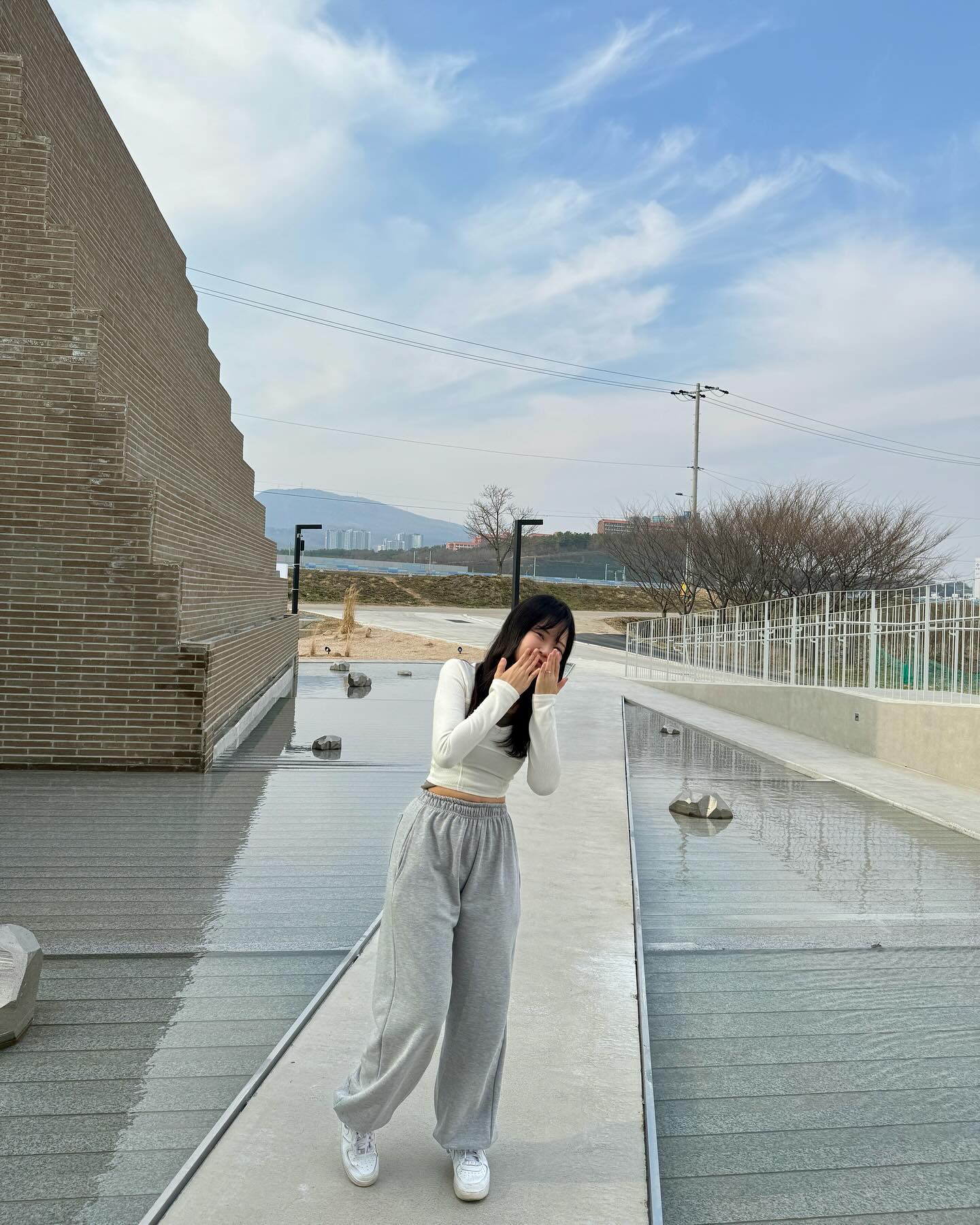 매일매일 비가 내리는 신상카페
경산 인필름에 다녀왔어용-!

컨셉별로 A, B, C동이 나누어져 있는데,
공간 하나하나 감성적이라
어디든 모두 포토스팟이었어요 🖤

저는 C동이 젤 좋았는데,
asmr같은 빗소리와 함께 금호강 노을을 볼 수 있어서 
운치있고 평온한 느낌을 주더라구요😌✨

카페 전체가 사진찍기 너무 좋아서
그냥 막 찍어도 인생샷 등극이에오..!!

영화같은 장면들이 펼쳐지는 곳,
인필름에서 영화같은 하루 보내시길 바래요💐

💡 인필름 infilm.cafe 
🏠 경북 경산시 하양읍 금호강변로 690
⏰ 매일 10:00 - 22:00