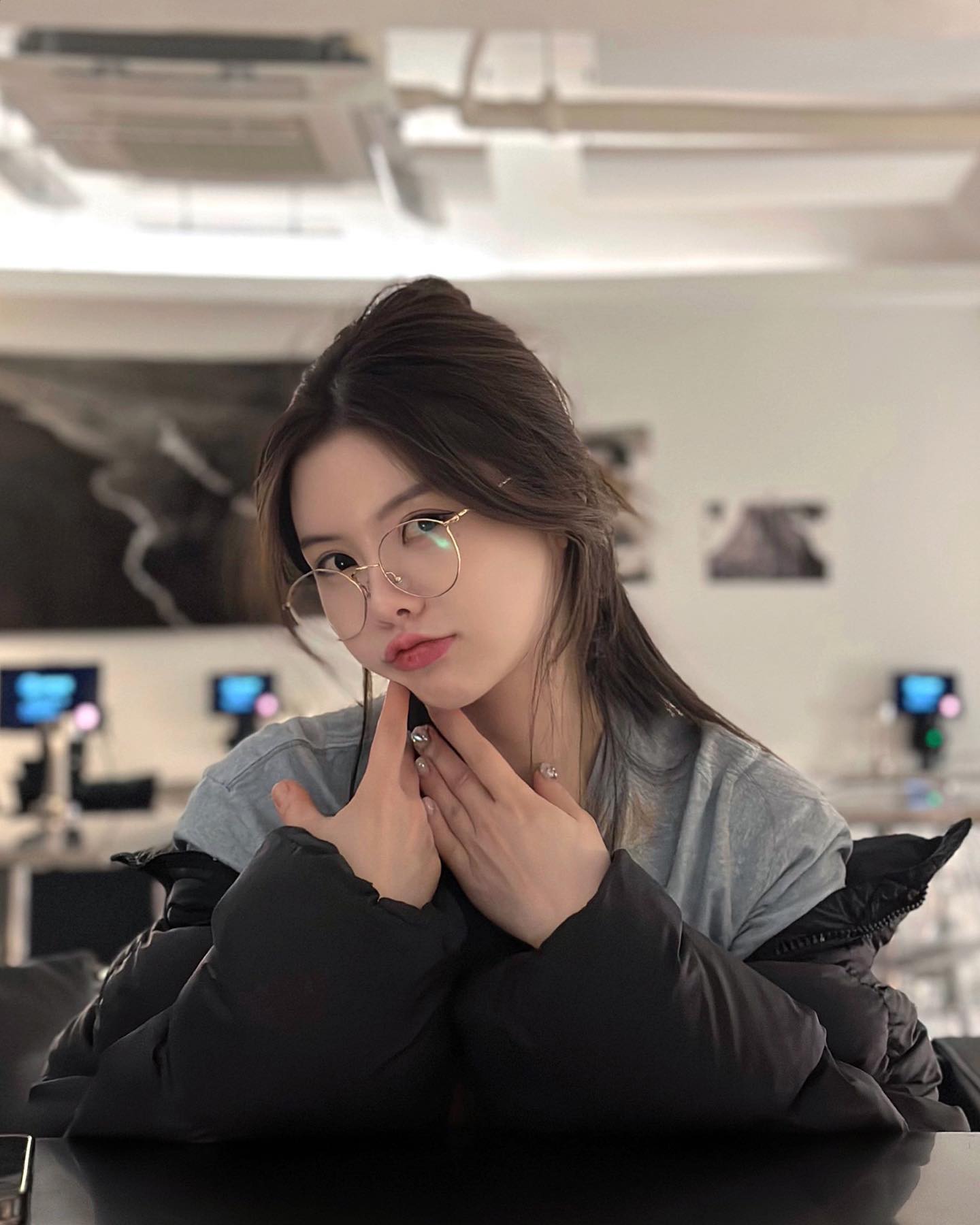 ⠀
나 아직 살아는 있어.. 놀러갈려고 열심히 일하는중
살면서 이렇게 열심히 일해본거 첨이야🥲
침대에 머리대자마자 잠들슈있는게 싱기해
하디만 하루하루 보람차... 아침에 눈뜨면 통장 잔고 체크로
하루를 맞이하지 😉🩷
구나저나 수원역에 새벽까지 하는데 부뉘기 즇은 카페찾음
자주나타날 예정 stone_coffee_wine 🪨

.
.
#얼스타그램 #셀카 #수원역카페 #수원카페 #스톤커피 #selfie #portrait #늦게까지하는카페 #수원늦게까지하는카페 #좋반 #suwoncafe #koreacafe #coffeeholic #like