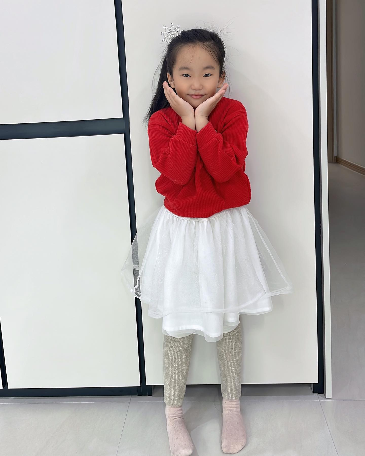 #6살#재재동생#청개구리#등원전#오늘의코디
⠀
요즘, 말 드럽게 안듣는 둘째,,
말못하고 말 안듣는때보다
할말 다 하면서 말 안듣는 지금이 젤 힘드네
육아는 언제나 어렵다
꾸러기 ❤️