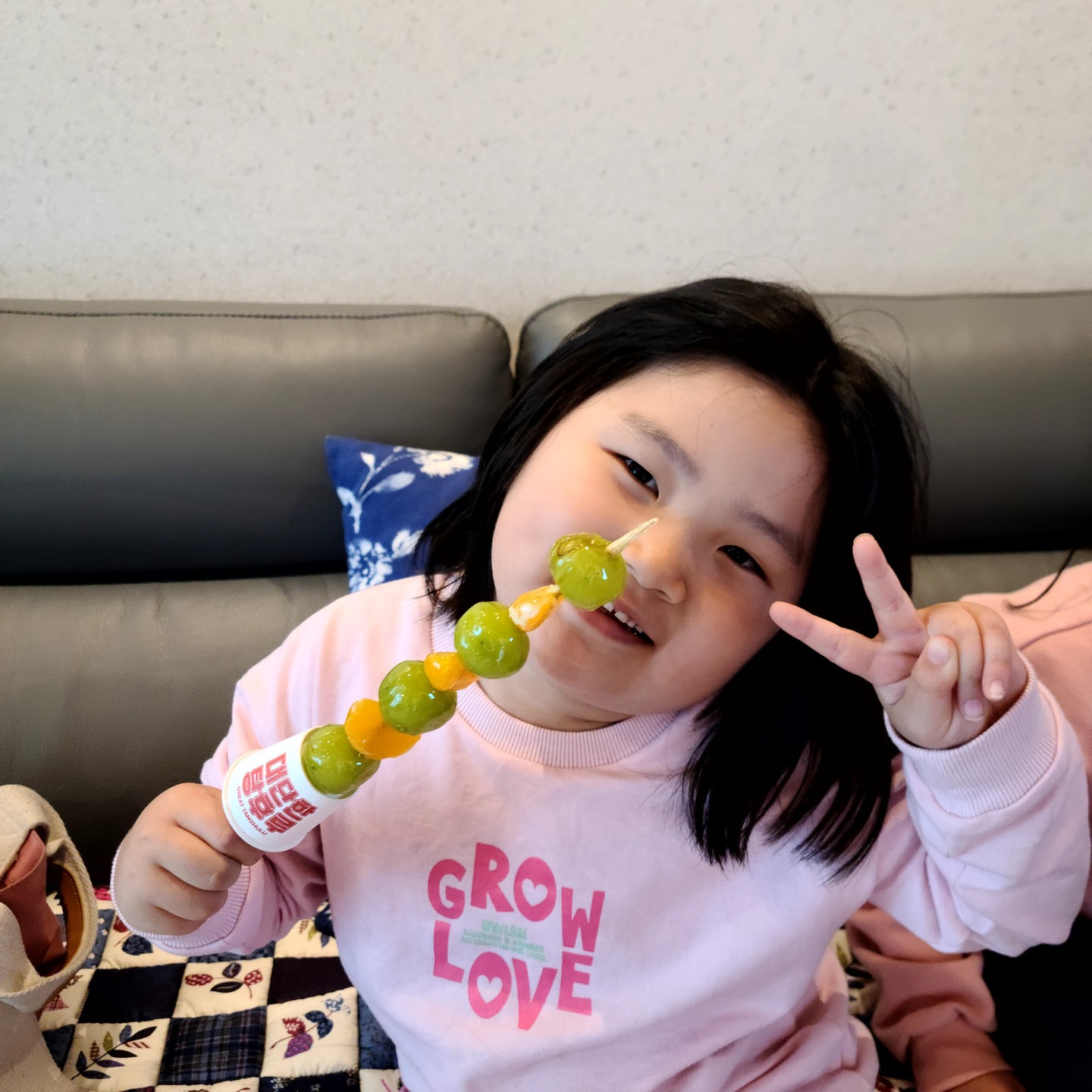 요즘 매일매일 먹고싶다고 노래부르는 탕후루~
밀양여행갔다가 대단한탕후루가 보여서 방문했어요~
탕후루 하나에 이렇게 행복할 일인가ㅠㅎㅎㅎ

지금 대단한탕후루를 먹고 인스타, 틱톡, 유튜브에 업로드하면
매주 월요일 추첨해서 탕후루 기프티콘을 준다고 ><

대단한탕후루송도 있다고하니까
애들이랑 연습해봐야겠어요ㅎㅎㅎ

유튜브: https://youtube.com/shorts/qxLvtOnlWwY?si=P3TpD-NMUzNmpXDP"

주소: 경남 밀양시 미리벌중앙로3길 27 1층 3호

월~일: 13:00~21:00까지 영업

#대단한탕후루밀양점 #밀양카페 #밀양디저트 #밀양맛집 #밀양탕후루 #삼문동카페 #삼문동디저트 #삼문동맛집 #삼문동탕후루 #대단한탕후루 #소자본창업 #탕후루창업 #탕후루프랜차이즈 #탕후루체인점 #대단한탕후루창업 #커피창업 #소자본커피창업 #커피프랜차이즈 #탕후루 #탕후루맛집 #탕후루가게 #탕후루가게창업 #탕후루만드는법