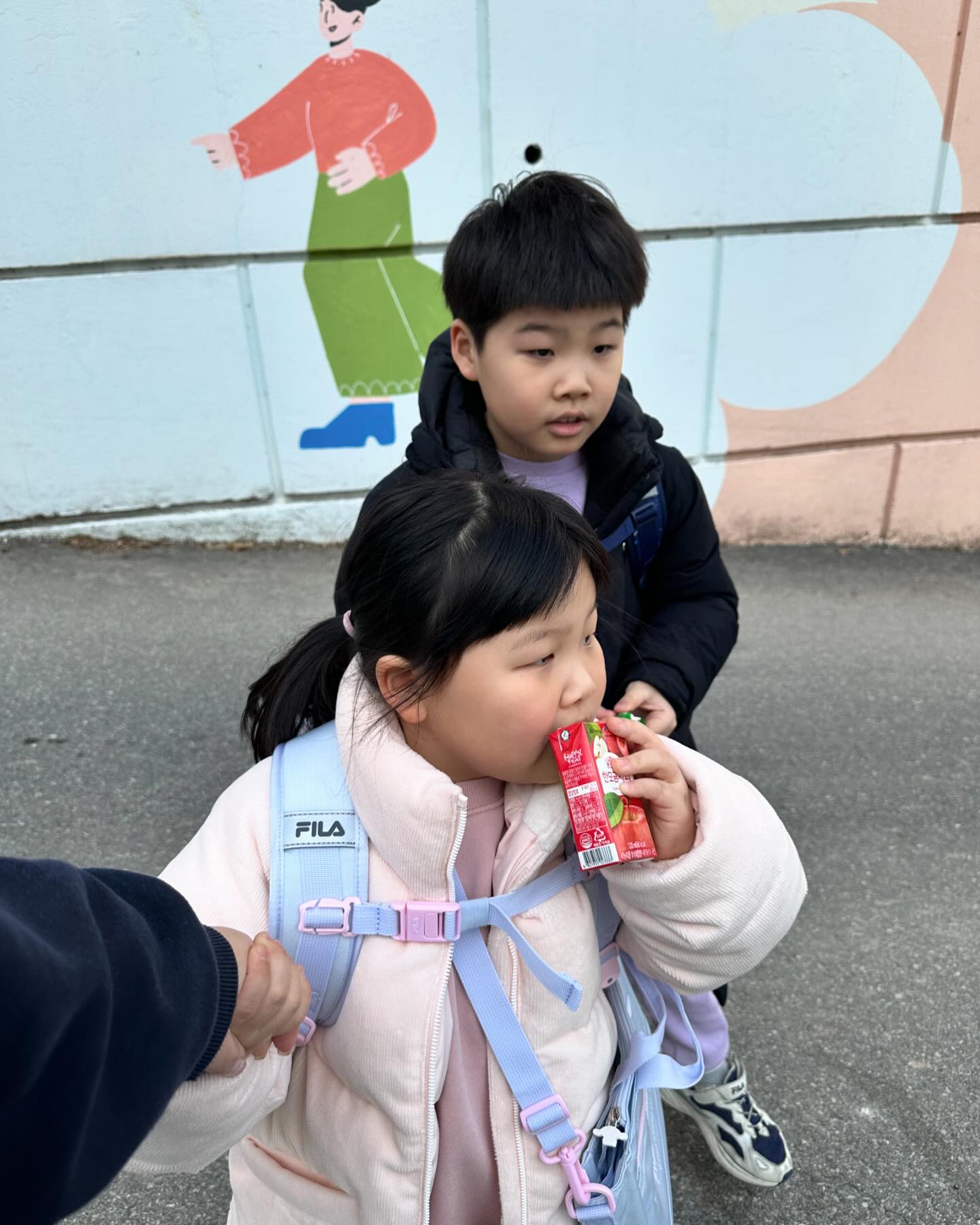 개학 2주 연기 실화?🤣 
덕분에 울 딸기는 입학식도 하기 전에 돌봄교실 등교….🥲
실내화가방까지 야무지게 매고서는 엄마 보더니 달려 내려오는 귀요미 ㅋㅋㅋㅋㅋㅋㅋ
-
동생 잘 챙겨서 델꾸 나오는 아들 기특해❣️
+학원가는 딸기언니 ㅋㅋㅋㅋㅋㅋㅋㅋㅋㅋ 진짜 #초딩 느낌