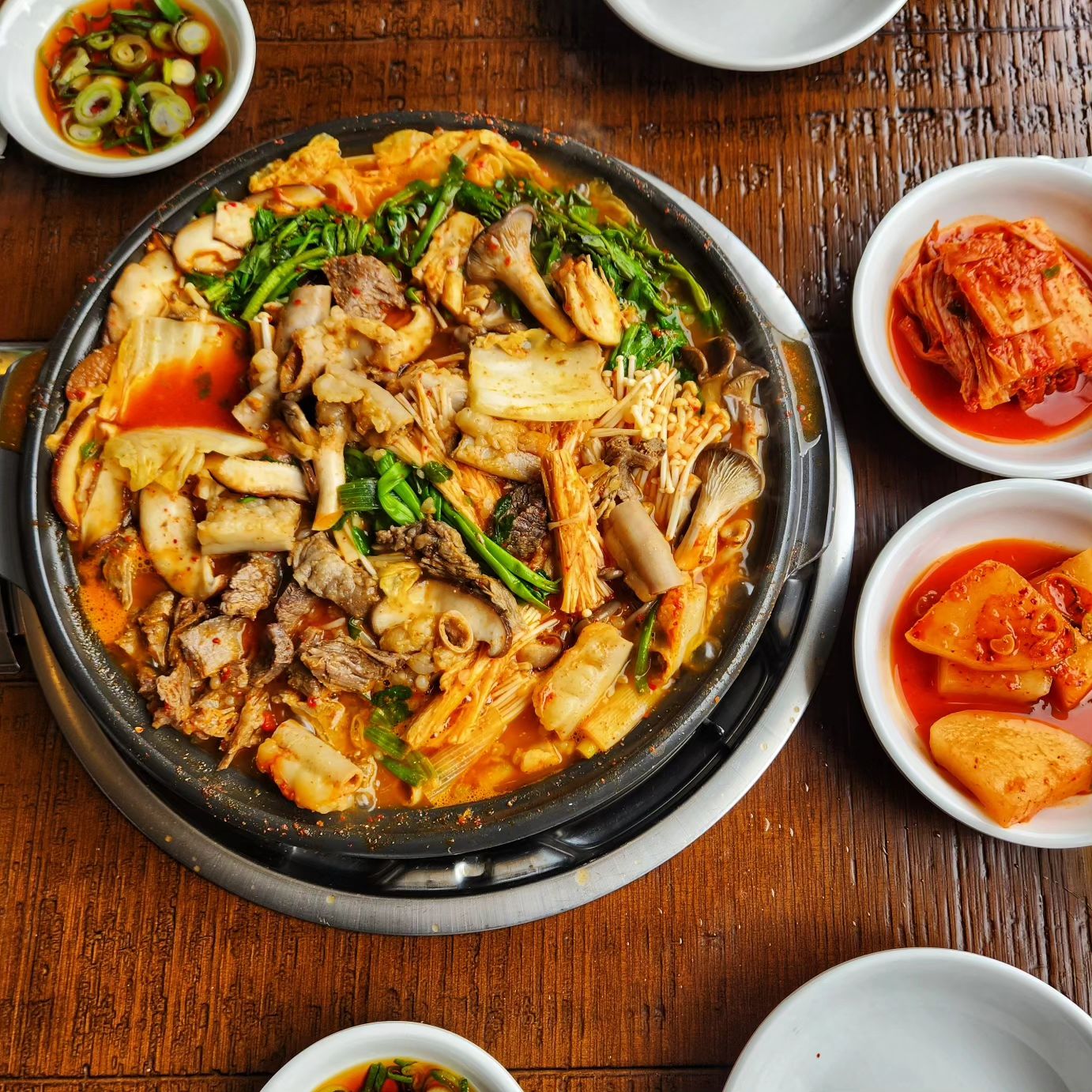 #협찬 #오성해장국 20240119 🥘

연차 쓴 금요일에 이런저런 볼일을 마치고 평촌먹거리촌에 있는 오성해장국을 가보았다. 입구부터 뭔가 고급진 분위기 뿜뿜🤭

#한우곱창전골 ₩58,000
#칼국수 사리 / #솥밥 ₩3,000 🍚

나오자마자 입이 떡 벌어진 요 곱창전골은 어디서도 보지못한 비쥬얼...일단 곱창 전골하면 먼가 몸한테 미안한(?) 느낌이 있는데 요 아이는 소고기에 버섯에 야채가 한가득 들어있어서 오히려 더 건강한 느낌이였다. 또 곱창도 이런 신선한 곱창은 처음 먹어봤다는거 아니야ㅠ 아니나 다를까 마장동에서 매일 아침 신선한 걸로 골라오신다고 한다🥹 어쩐지..!  요기다 솥밥에 칼국수 사리까지 넣어 먹었더니 진짜 배터질 뻔했다. 알고보니 2-3인분 이였던🤣

가게도 너무 깨끗하고 다들 엄청 친절하시더라ㅠ 주문도 QR코드로 가능해서 엄청 편리했고, 한 그릇 해장국도 종류가 많아서 점심 때 호로록 비우고 가기 딱 좋겠다는 느낌!? 담에 한 그릇 해장국도 도전해보러 오기로 하며 나선 우리였다🫶

✨️위치 > 경기 안양시 동안구 귀인로190번길 79 1층
⏰️ 영업시간 > 매일 11:00 - 21:00

#포부남녀 #pobu_namnyeo #먹스타그램 #평촌맛집 #범계맛집 #평촌학원가맛집