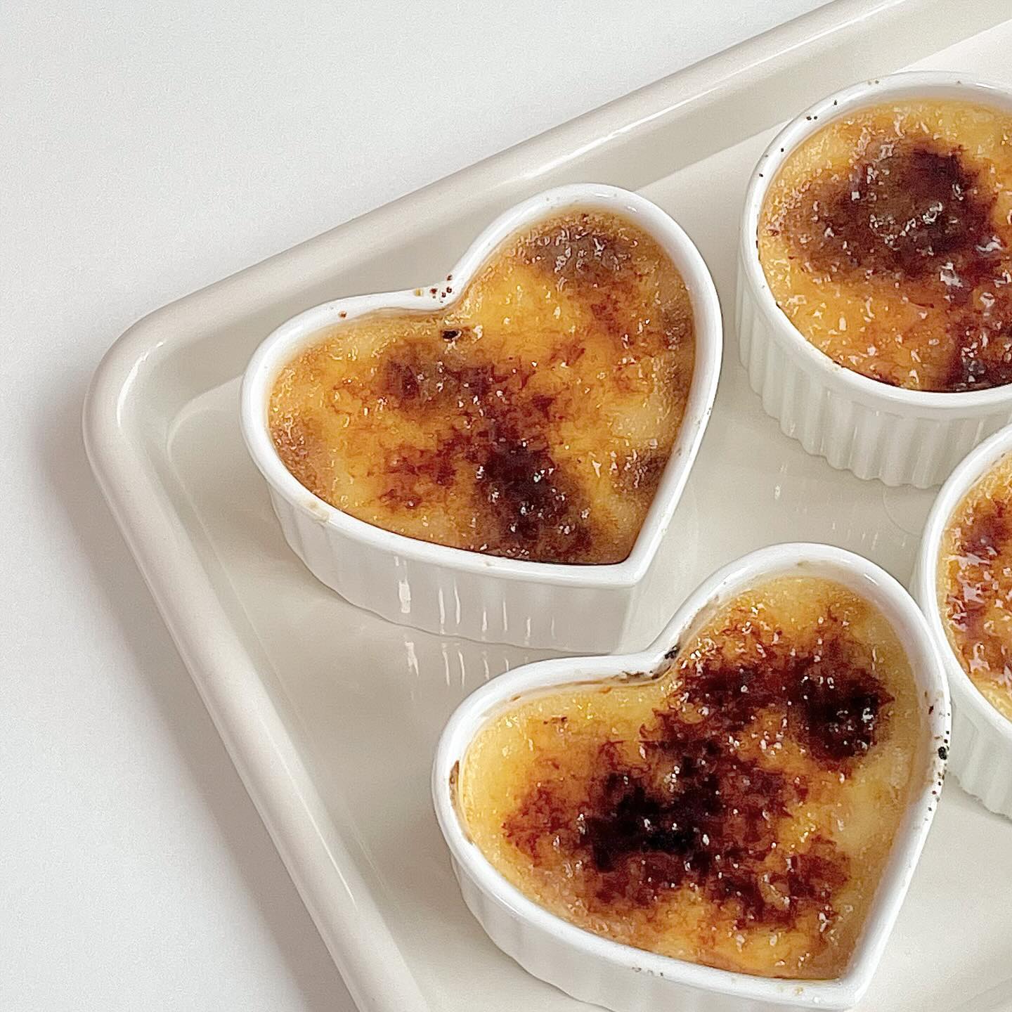 크렘브륄레 | creme brulee

my all-time-fav creme burlee 🤍

오랜만에 만든 크렘브륄레입니다 :) 이젠 레시피를 외울정도로 많이 만들어본..🫶🏻
요즘 베이킹을 전처럼 자주 하지 못하고있어서 너무 슬퍼요 🥺
그럼에도 계속해서 팔로우해주시는 분들께 감사하다는 말씀 드리고싶어요 🤍 앞으로도 잘 부탁드려요 ☺️

#크렘브륄레 #홈베이킹 #베이킹스타그램 #베이커리 #cremebrulee #homebaking #baking #aesthetic #easytomake #dessertporn #igfood #bakery #クレームブリュレ #おうちカフェ #お菓子作り