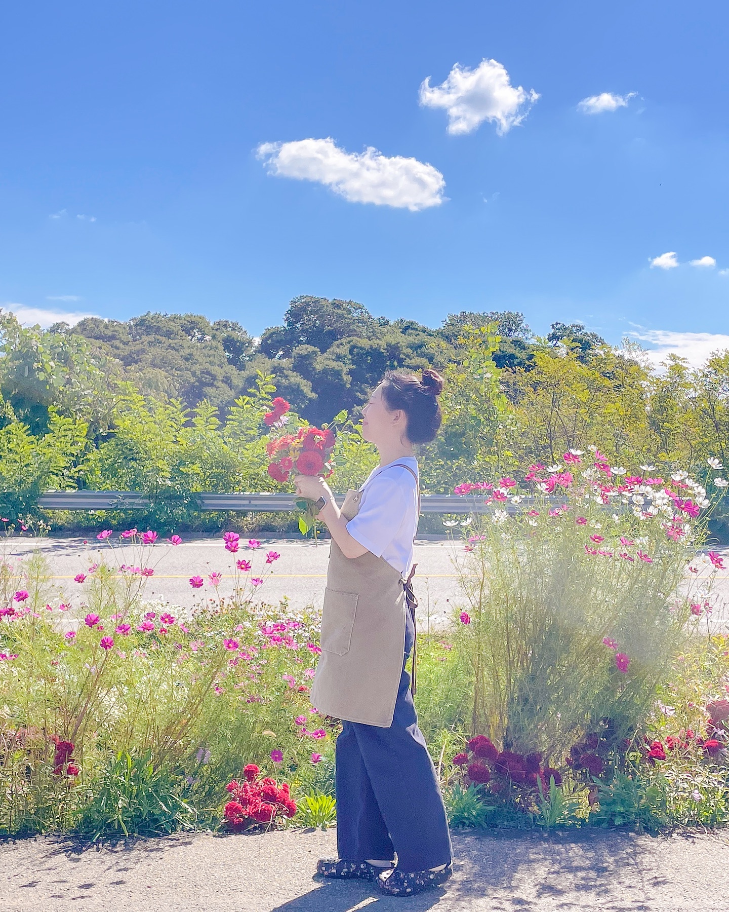 🔵

엄마가 아침부터 카페 꽃병에 예쁘게 꽂아놓을
카페앞, 쓰러져있는 꽃들을 잔뜩 모아놓으셨더라고요.
들쑥날쑥 다 다른 색과 모양의 야생화들이 어찌나 예쁘던지요. ෆ 

코스모스와 함께, 아침부터 기분좋은 시작이에요 ☻ 

📍우정다방
📷 iphone12