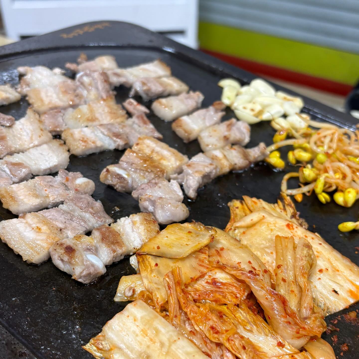 이번달 내 소중한 마지막 삼겹살 사진🥹
아... 삼겹살도 먹지말라던데 
살빼는거 아니고 원래 체중미달이라 살쪄야되는데 , 왠 먹지말란게 많아서 살빠질것같다, 
소주먹고싶다 살얼음참이슬로
메론한통갈아서 소주한병넣고
메론소주 만들어서 빨대꽂아먹고싶다
래몬동동 하이볼 원샷하고싶다
파울러너 바이스비어 냉동실에
40분 넣었다가 꺼내서 먹고싶다
시원한 크림생맥주 300cc 원샷하고싶다
미친 시옷비읍ㅠㅠㅠㅠ

통밀말고 밀가루도 먹고싶다 이러다가 밀가루 가루도 먹게 생겼다. 파스타먹고싶다빵먹고싶다 밀가루음식먹을때 죄책감 안느끼고 밀가루먹고싶다 햄버거먹고싶다 술먹고싶다 치즈버거먹고싶다 감튀먹고싶다 튀김 먹고싶다 매운거먹고싶다 홈런볼먹고싶다 파인애플먹고싶다 연어먹고싶다 광어회먹고싶다 참치회먹고싶다 얼음먹고싶다 얼음들어간차가운물 원샷하고싶다 커피마시고싶다 고소한 아메로 2샷 아아 🫠 #욕 

하지만 못먹으니 당분간 
먹자고 연락하지 마시오..

#스크레스 #짜증나 #못먹는것투성이 #인내 #술먹고싶다 #술술 #술 #금주중 #금주가가능한가 🥹

알레르기때문아닌데 여튼간 못먹음
☺️☺️☺️☺️☺️☺️😀🥹🫥🤯