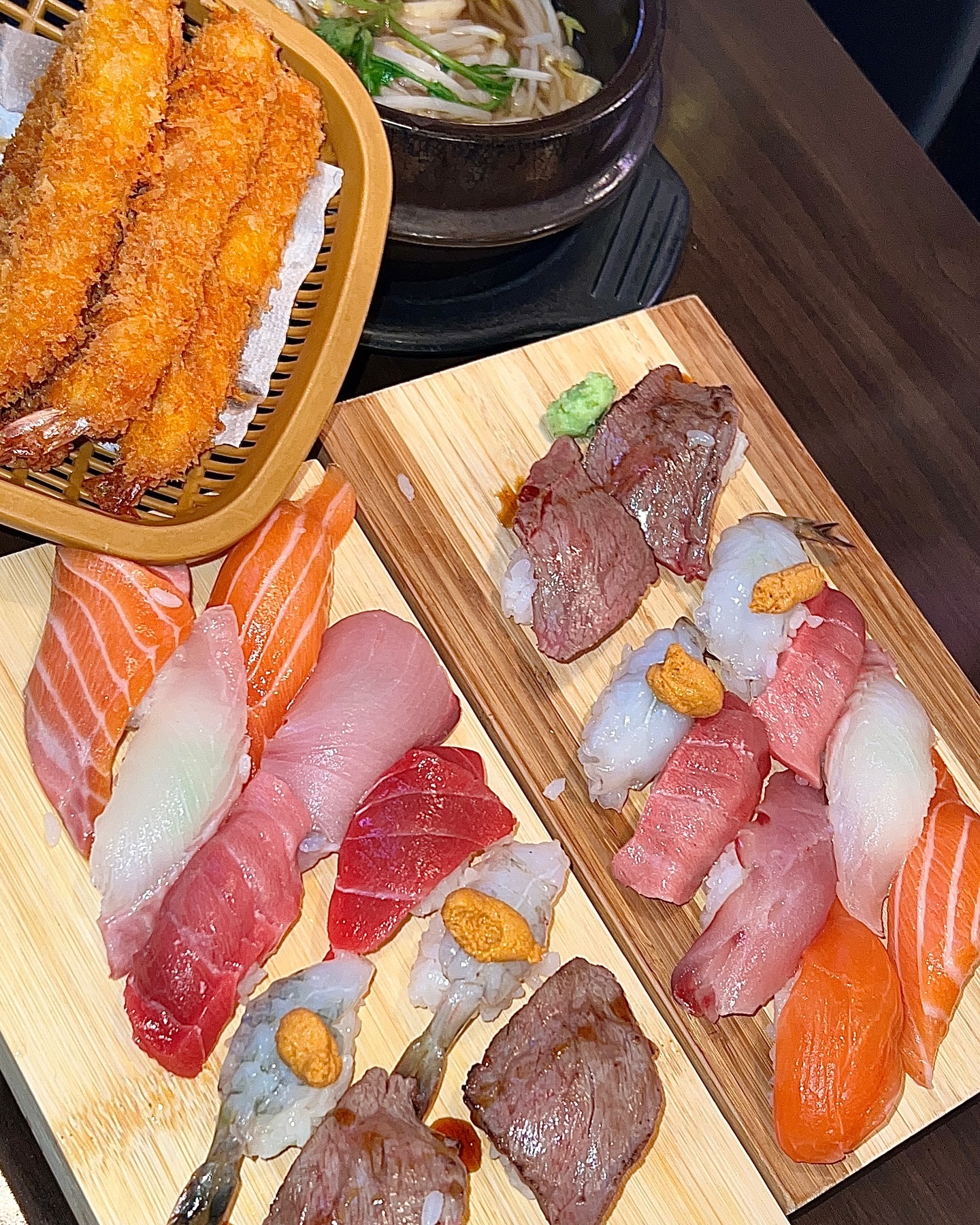 #협찬
#천호스시맛집 #스시야미
커플세트 주문했는데
초밥부터 회무침, 사시미, 초밥, 와규타다끼, 우동, 새우튀김, 음료까지 푸짐하게 나와요 ~!
🍣 사시미
싱싱한 제철 생선으로 준비된 사시미는
한 점 한 점 고급스러운 풍미를 자랑해요
🍣 초밥
초밥이 촉촉하고 부드러워요 ~
밥알 하나하나 살아있는 고슬고슬한 식감과
신선한 생선이 조화로워요
두툼하게 손질한 회는 입에 넣자마자
부드러운 식감을 자랑하며 풍미가 가득해요
같이 나오는 와규타다끼와 새우튀김, 회무침도 맛있었어요!
아늑한 분위기라 데이트 장소로도 좋습니다 ~
📍서울 강동구 진황도로 4-9 스시야미
🌱 같이 가고 싶은 톡방에 공유
🌱 같이 가고 싶은 사람 태그
🌱 나중에 또 보고 싶다면 저장
🌱 마음에 드는 곳이라면 좋아요
#스시야미천호 #천호맛집 #천호스시 #천호초밥 #천호초밥맛집 #천호데이트 #천호데이트코스