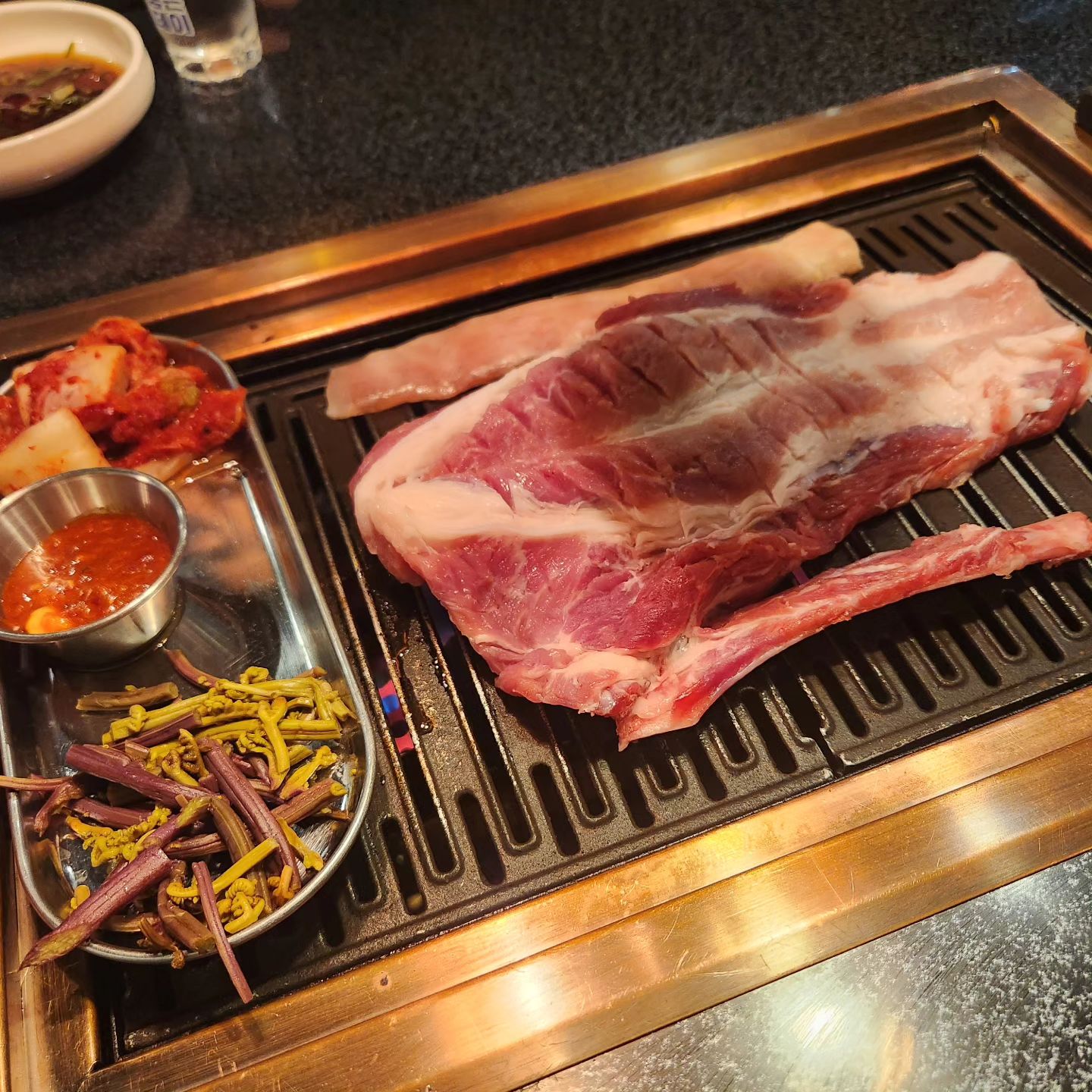 요즘 많이 어딜가나 많이 보이는 핫플 #제주옥탑 
궁금해서 저도 한번 가봤습니당🙋‍♀️ 
⠀
딱 주말 저녁에 간거라 사람 엄청 많더라구요!
미리 테이블링 예약하고 간건데도 조금 기다림.. 역시 핫플🔥
⠀
주문은 흑돼지 삼겹+흑돼지 갈비 조합으로 주문했어요✨️
밑반찬은 명란이랑 갓김치가 특히 맛있었어요😆
고기에 찍먹할 소금하고, 소스도 많아서 골라먹는 재미 최고 👍 
다 고기랑 너무 잘 어울렸어요!
특히 소금 어디껀지 물어보고 싶을 정도,, 넘 맛있었어요🫶
⠀
그리고 후식으로 밀면 같은걸 시키긴 했는데 ...
그건 말을 아낄게요.. ^^ .... 맛있게 잘 먹었습니다🥰
⠀
⠀
#흑돼지맛집
⠀