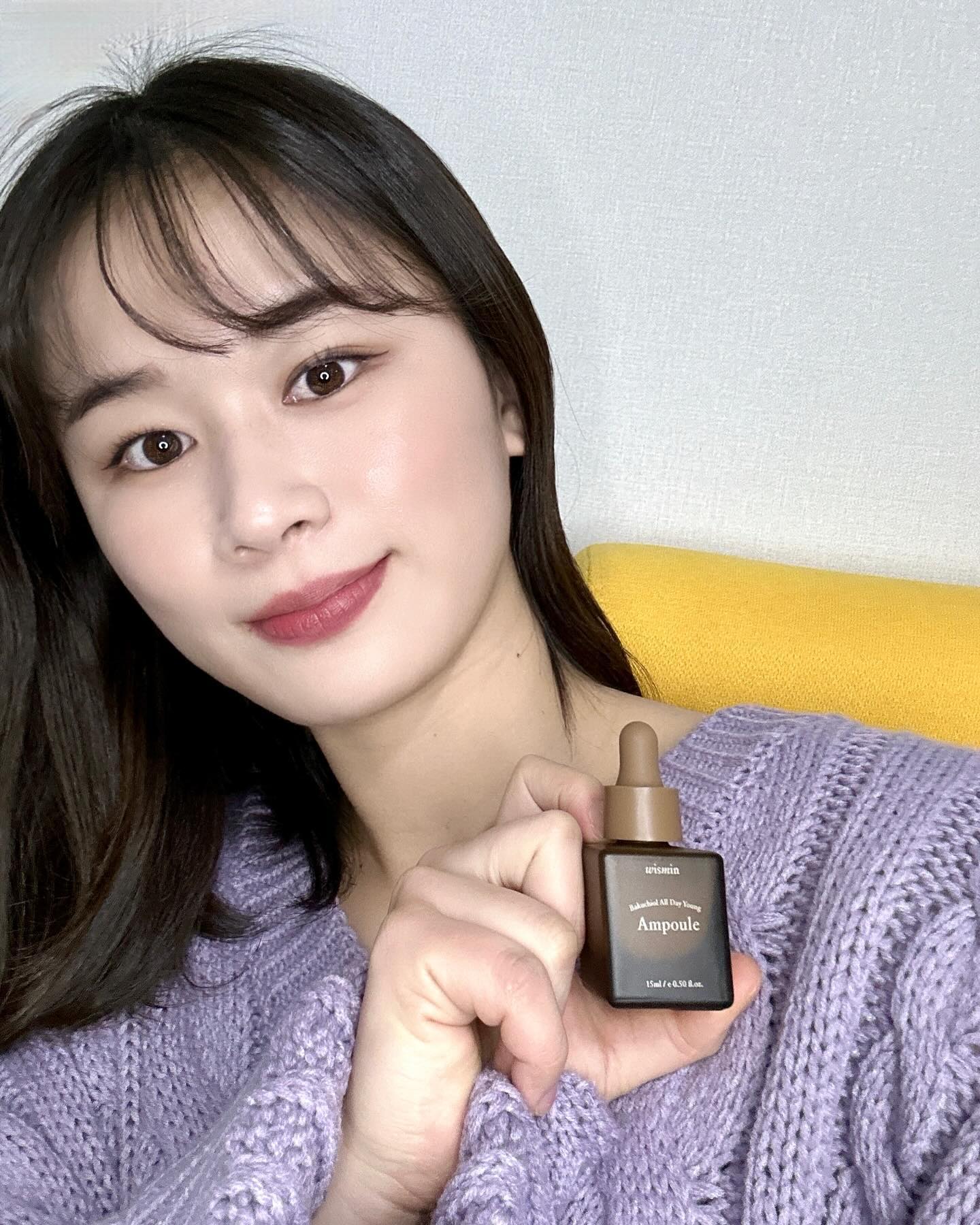 #협찬
민감성 피부인 내 피부에 잘 맞는 #위스민 기미잡티앰플❤️

선크림을 잘 안 발랐더니 조금씩 보이기 시작한 기미랑 잡티🥹
레이저 시술도 고민했지만 쫄보라 레이저는 못 하지만 7일만에 기미잡티에 도움을 줄 수 있는 앰플이 있다고 해서 사용해 봤어요!!

위스민 기미잡티앰플은 멜라닌을 억제하는 식물성 안티에이징 바쿠치올 성분으로 기미와 잡티 케어에 도움이 된다는 점🙌🏻

촉촉함도 오래가고 저자극 테스트 완료한 제품이라 민감성 피부도 믿고 쓸 수 있는 앰플세트에요!!

실제로 사용해 보니 잡티가 옅어 지고 피부가 탄탄하고 쫀쫀해진 느낌?!
그래서 더 열심히 찹찹 바르고 있답니다!!

윤기없이 푸석푸석한 피부, 주근깨나 잡티로 고민인 분이 있다면 위스민 앰플 추천👍🏻

 #기미앰플 #기미앰플추천 #앰플크림 #앰플토너 #앰플세트 #앰플추천 #기초화장품 #기초화장품추천 #기초화장품세트 #기초화장품셋트