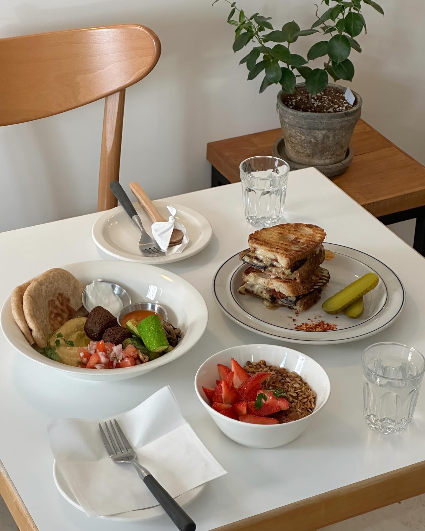 후무스 먹고 싶어서 모닝 마로지🥄 겨울에 마일스앤로지 오면 딸기그릭은 필수🍓 그릴가지샌드위치는 말해 뭐해..🍆🍕

#마일스앤로지