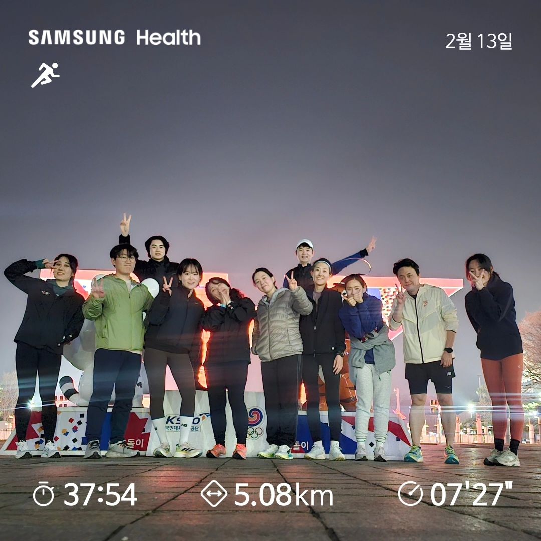 돌아온 올림픽공원⭐️

날도 선선하니 좋은 저녁 올림픽공원 러닝🏃‍♀️🏃🏃‍♂️
5k 처음이라던 달친들도 너무 쉽게 완주!!!

오늘은 얼마나 달려야 달리기가 재미있어 지냐는 질문을 받았는데

나는 역시 처음에 숨도 못쉬고 겨우 하던 달리기가
어느날 달리면서 옆에 있는 친구들과 대화를 좀 할 수 있었던 그 날
숨통이 탁 트이고 개운한 느낌! 

그리고! 드디어!! 같이 달린다는 행복한 느낌!!!
나도 함께 달리고있구나 느꼈을때 참 재미있었던 것 같다🥰

그 외에도 달리기가 너무 재미있았던 많은 순간들이 차곡차곡 쌓여 
이제는 취미도 좋아하는것도 달리기가 되었구나싶다❤️
.
.
🐘 kokkiri_running_crew
#ㅋRC #코크루 #코끼리러닝크루 

#삼성헬스 #달리기 #러닝 #러닝크루 #마라톤준비 #런닝 #런스타그램 #잠실러닝 #한강러닝 #올림픽공원러닝