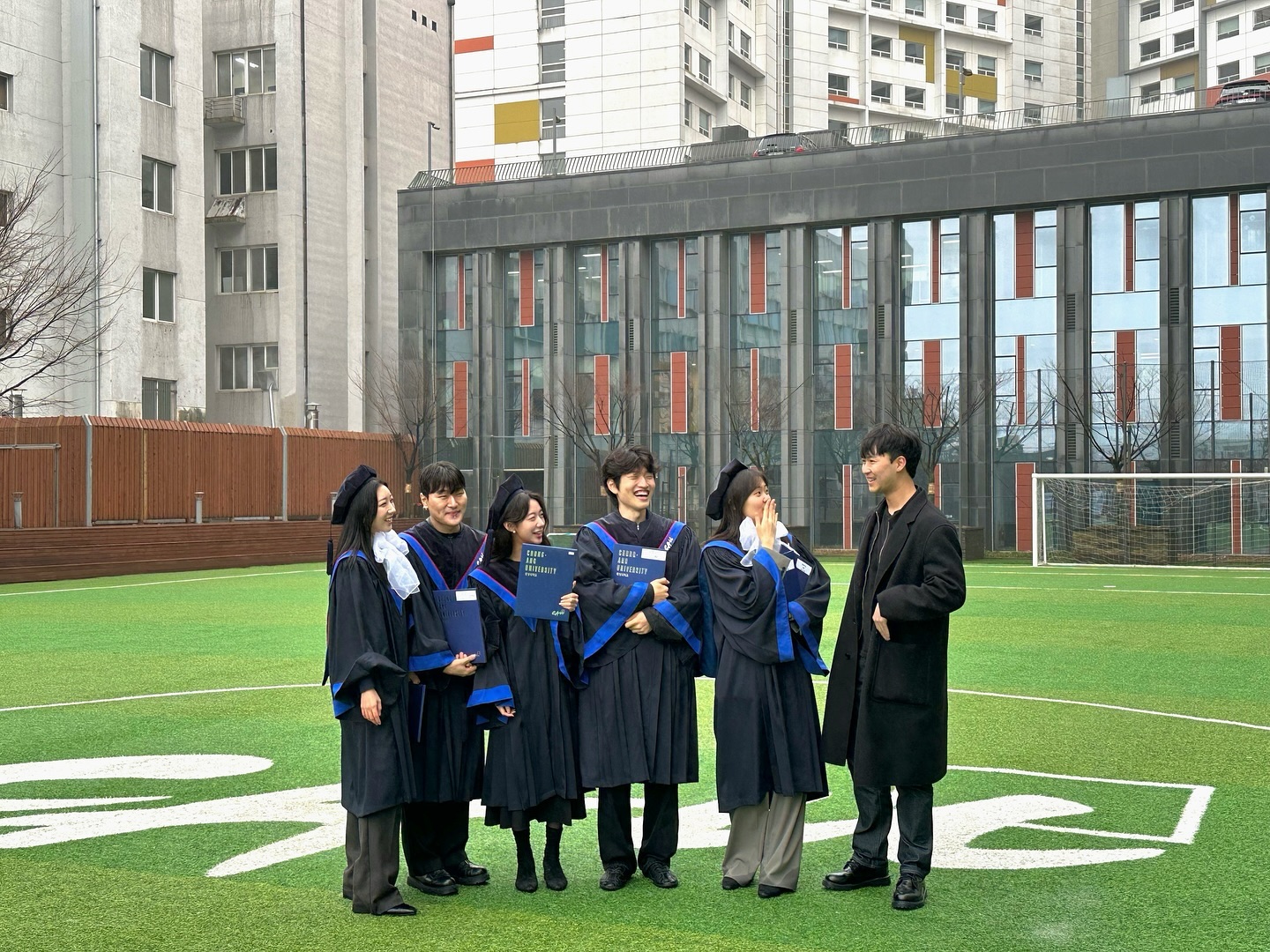 비 왔던 졸업식🎓
자기 졸업도 아닌데 친구들 찍어준다고 카메라 가져오신 울 작가님〰️〰️ 
thisisbjooon