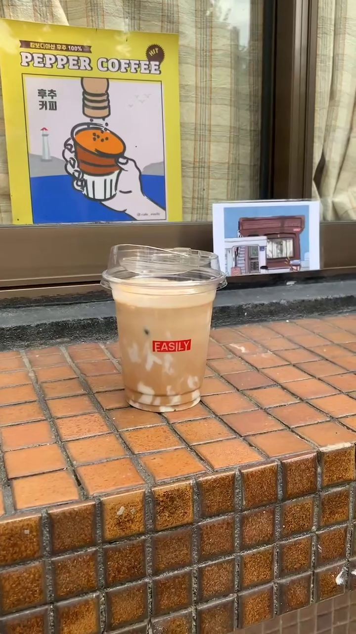 _
눈오는 주말☃️ 
아침이었는데 지금은 다 그쳤네요?!ㅎㅎ 
강릉 여행갔다가 들렀던 이진리 카페,, 후추커피가 유명하다는데 도무지 상상이 안되는 맛이라... 시키면서도 내가 이걸 마실 수있을까ㅋㅋ 계속 걱정스러웠는데, 세상에나 ㅋㅋㅋㅋ
툇마루에서 흑임자 먹었을 때 처럼 후추커피도 종종 생각나는 맛! 
너어무 매력있어요?! 강릉가시면 꼭 들러보세요! 
처음 먹어보는 맛인데.. 커피랑 후추가 이렇게 잘 어울렸나? 음식에대한 편견에 와르르 깨지는 순간이었어요ㅎ
강릉카페거리가 아닌 주택가에 있고 주택을 개조해서 규모가 크진 않지만 내부도 참 매력있답니다.
.
.
.
📍이진리
강원 강릉시 임영로 234 카페 이진리
-
tmi_ 제가 방문했을때 영수증 리뷰하면 뽑기를 할 수있는데 
비록 꼴지였지만 받고 싶었던 이진리카페 모습이 담긴 엽서라서 꼴지하고도 참 행복했네요ㅋㅋㅋ
.
#끼리🐘 #카페투어☕ #강릉카페☕#재방문의사🙆🏽