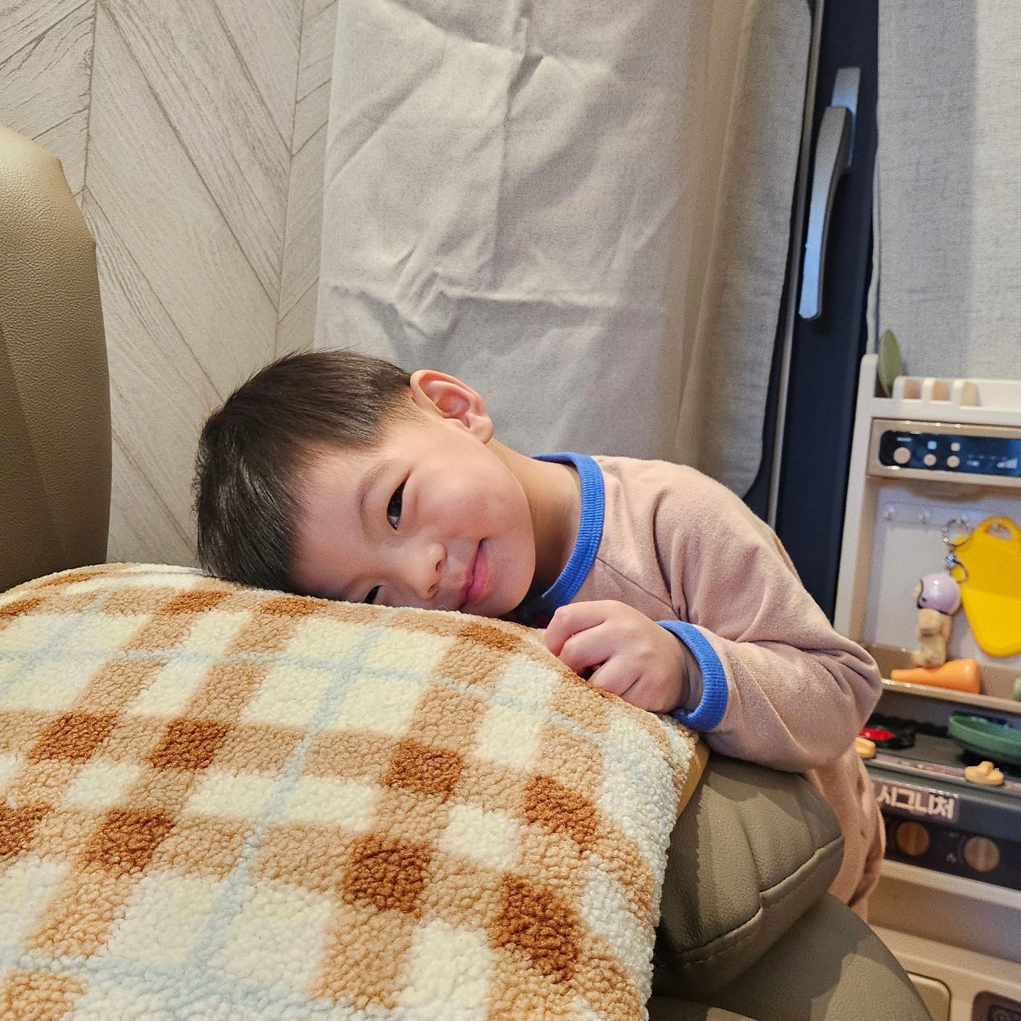 요새 로운이부르면 
눈웃음 살살치면서 고개 꺾기 스킬씀 
엄마맴 살살 녹음 
이런건 누구한테 배웟어 아들아?? 

#23개월아기 #아들맘 #아들은사랑입니다 #육아맘 #육아스타그램 #일산맘스타그램 #일산맘 #소통