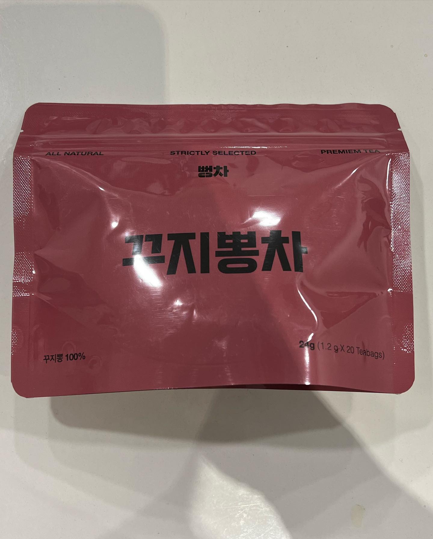 뻥차의 은은하고 부드러운 꾸찌뽕차

수분섭취량이 너무 적어서 억지로 물도 마셔보고 해보는데 결국 다시 커피를 마시게되는 요즘, 커피대신 수분을 보충할 수 있는 은은하고 부드러운 #뻥차 의 #꾸찌뽕차 를 마시며 수분섭취문제가 해결되었어요✌️
제품은 HACCP 인증을 받은 업체의 제품이며 미세플라스틱이 없는 생분해성 티삼각백으로 제조되어서 건강에도 전혀 문제가 없어요👍
우선 티백은 길이가 길어서 어느 텀블러에 넣든 실이 빠지지 않아서 좋았어요. (티백실 빠지면 낚시하는 1인ㅠㅠ)
#뻥차 특유의 레시피덕분에 맛, 향, 영양소 전부를 느끼면서 티타임을 즐길 수 있는데요, 따뜻한 차, 아이스티, 밀크티로도 먹을 수 있다는 매우 큰 장점이 있어요!!
물처럼 가볍게 마시면서 맛있는 차를 원하시는 분, 커피를 줄이고 싶은 분, 물늘 평소 1L도 못드시는 분, 언제 어디서든 차를 마시고 싶은 분들은 아래 링크에서 뻥차를 찾아주세요⤵️
https://bbungcha.com/product/list.html?cate_no=24

#사무실음료 #사무실간식 #웰컴티 #티백차 #티백추천 #꾸지뽕 #꾸지뽕차 #뻥차 #사공사파운드