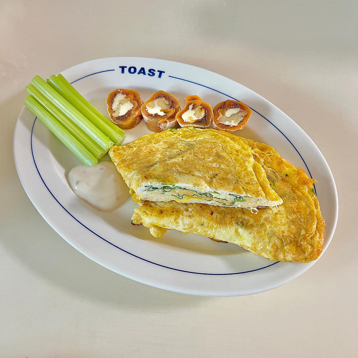 소개하고싶었다! 맛있었던 오믈렛🍳💛

시금치가 많이 남아서 #시금치 냉털 위해 #오믈렛 메뉴를 선택!
프리타타를 생각도 했지만 ! 거의 비슷한데 먼가 프리타타가 더 오래걸리고 계란듀 많이 들어가는 느낌이라 오믈렛! 
근데두 계란 3개나 넣음😂😅

계란물 붓고 시금치 올리구 치즈까지해서 반 접어준 후 골고루 익히기. 찐쨔 누무 너무 너무무무무 맛있었다😭😭😭
샐러리도 오랜만에 먹으니 맛나서 막 물튀기며 씹어머거버림ㅋㅋ
곶감말이두 이쁘고 맛있능데 자랑에 빼놓을수없지!!🧡🧡
진짜 만족스러웠던 한끼였다!

저는 금토일 바빠서 죽다 살아났구요. 
바쁘면 몸이 힘들어서 살이 빠질거같은데 저는 꼭 부종때문에 엄청 몸무게가 늘더라구요??
월욜부턴 다시 요가도 잘 가구 음식조절도 하면서 다시 그렇게 가볼게요😊😊

모두들 쥬말 잘 보내샸나요? 내일도 월요팅입니다❤️👊🏻

✔️오래 서있는 직업에 부종 심하다면 종아리압박밴드 꼭 추천이에요. 정말 하는거 안하는거 천지차이!!!