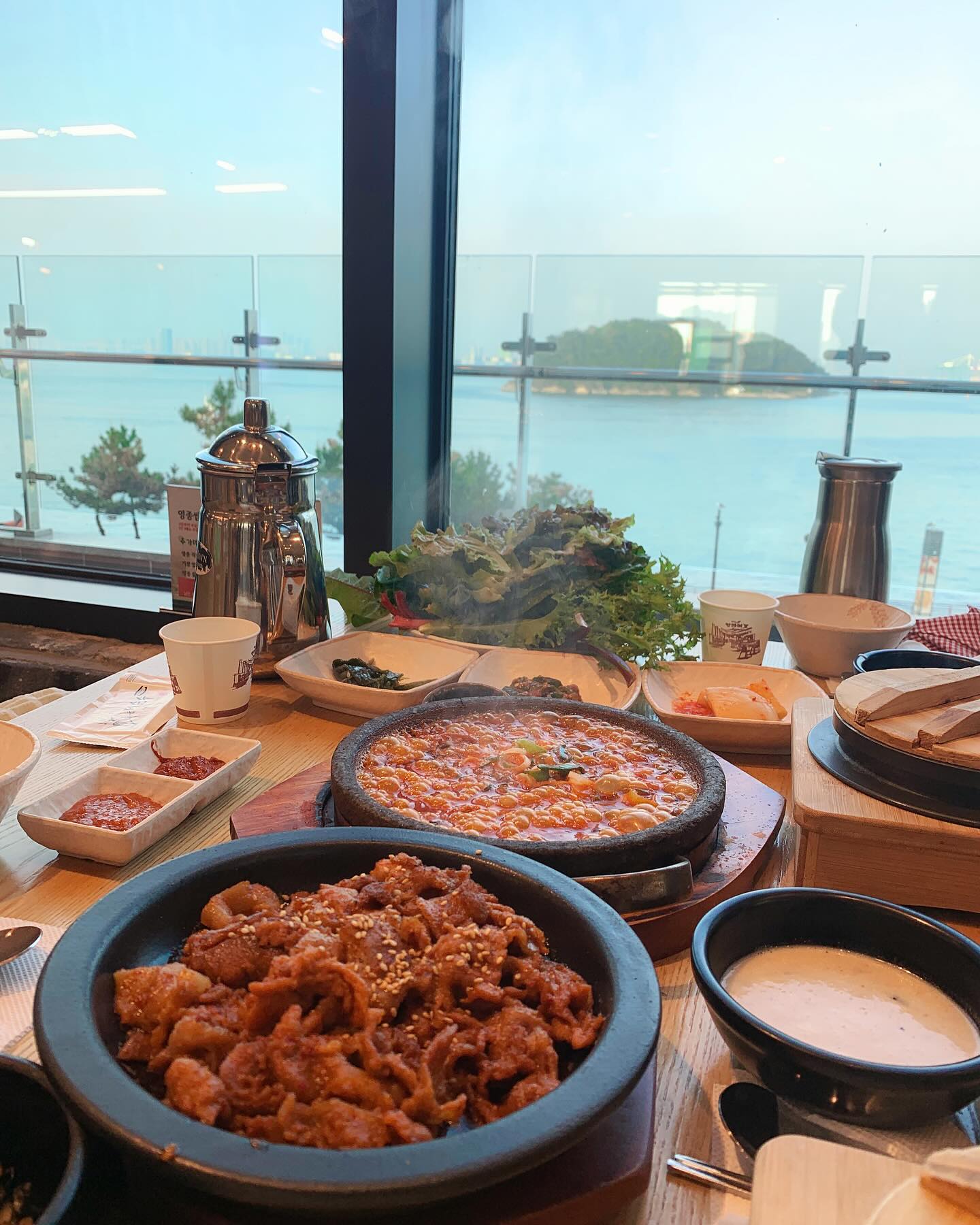 #협찬 #광고 yj_ssambap 

🥒신선한 쌈채소 맛집, 영종쌈밥🥬 

영종도 방문하면 점심 저녁은 영종쌈이죠! 수경재배 무농약 채소를 가득가득 듬뿍 즐길 수 있고, 강화도 강화섬쌀을 먹을 수 있고, 영종쌈밥만의 기장멸치조림과 제육볶음을 맛볼 수 있어요. 작약도가 한눈에 보이는 구읍뱃터 맛집에서 건강하고 든든하게 쌈밥을 즐기는 건 어떤가요🥦🥬🥒 ️ 

 
🤍 11:00 ~ 21:20 
🖤 인천 중구 영종진광장로 46 마린파크 3층
 ㅤㅤ
———————————————️ 

#영종도쌈밥 #구읍뱃터맛집 #구읍뱃터쌈밥 #중산동쌈밥 #영종하늘도시맛집 #중산동맛집 #영종도뷰맛집 #영종도맛집 #영종쌈밥 #인천쌈밥 #영종도데이트 #영종도가볼만한곳 #주말여행 #커플여행 #자전거라이딩
