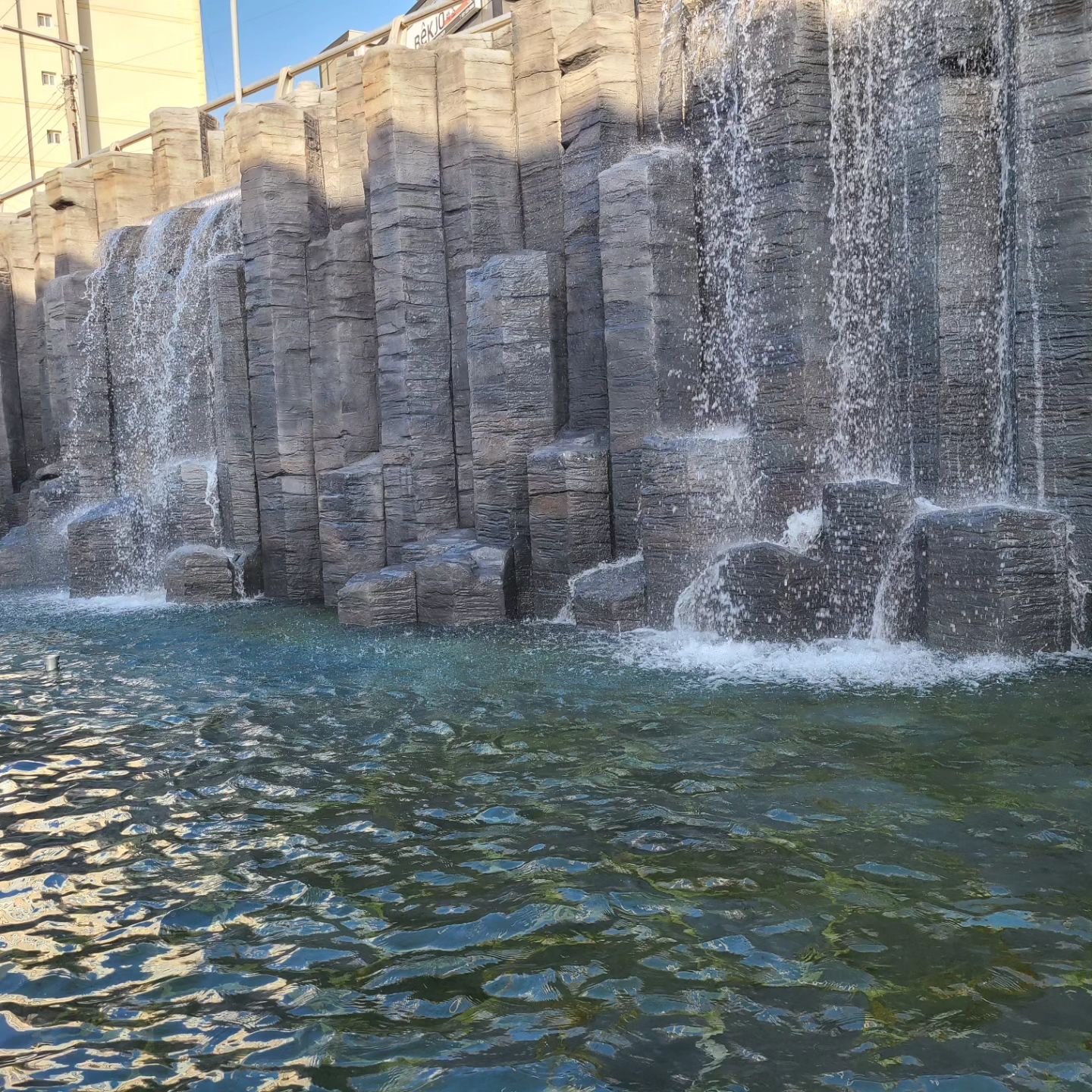 ⛲️ 온천천 인공폭포

✔️ 폭포가동 : 오전 9시~오후 10시
✔️ 조명점등 : 일몰 시부터 오후 10시까지
✔️ 동절기엔 폭포 가동안됨
✔️ 조명 점등 되었을때 더 이쁨
✔️ 동래역 근처 산책하기 좋음

<본 게시물은 동래구 SNS 서포터즈 활동으로 작성 된 게시물입니다>

#동래 #온천천 #온천천인공폭포 #걷기좋은동래
#살기좋은동네 #우리동네 #동래구