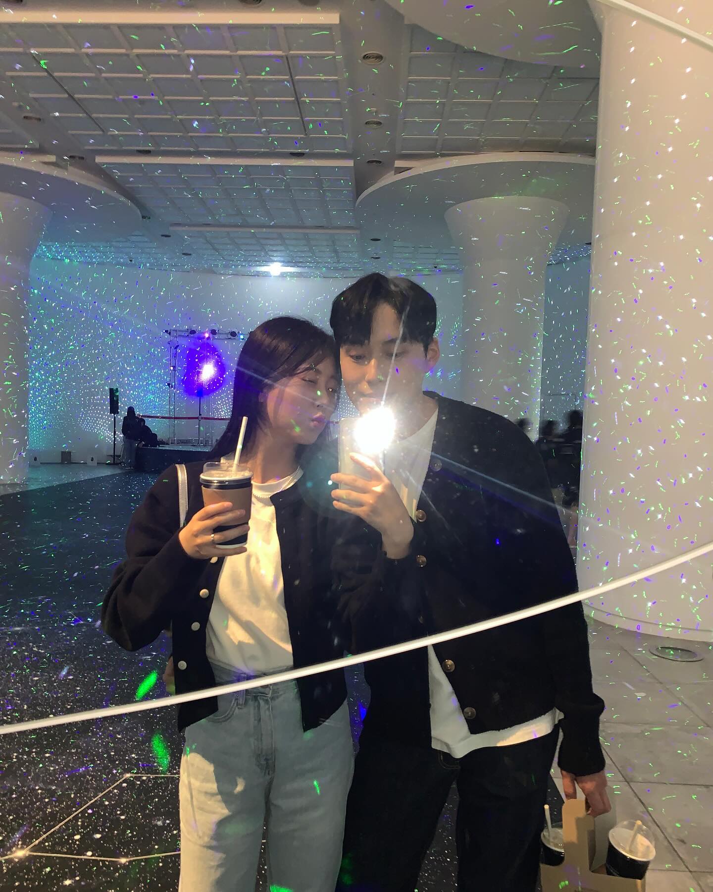 30대 할미할비도 MZ가 될 수 있는 마법✨
신세계..오랜만에 열일하쟈나?

B2층 신세계몰로 연결된 공간에 항상
다른 팝업이 있었는데, 이번엔 우주공간처럼
예쁘게 조명을 해놨더라구요🪐🌟

아이도, 어른도 모두 잠시 전시보는 느낌으로
공간을 경험할 수 있었어요 ! 👍🏻
저희도 사진 한 컷씩 찍고왔네용🙈

#센세계센텀 #커플셀피