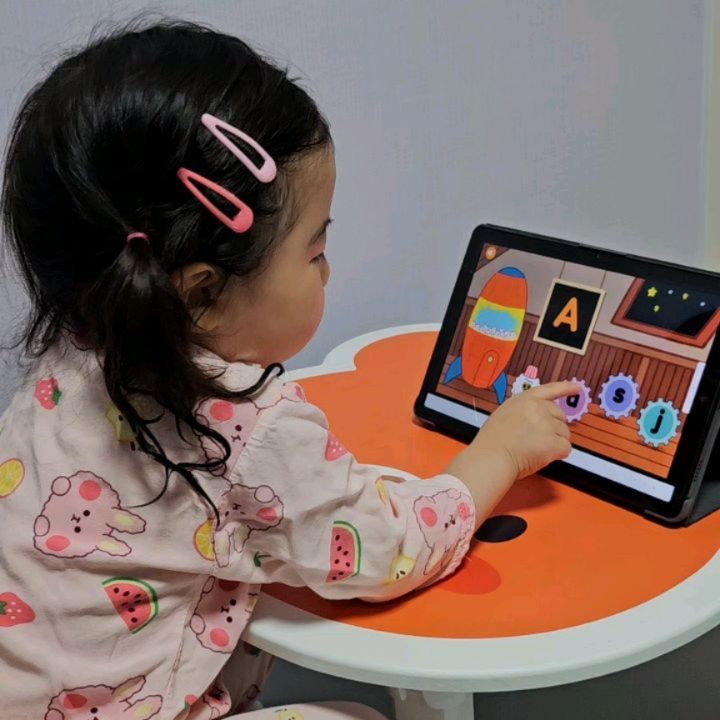 #무료제공 이지만 솔직후기

어느덧 리딩게이트로 영어공부를 시작한지 
3개월차가 되었어요 . 

처음에는 손으로 누르는 것도 
어색해 하고, 버퍼링이 있었는데 

이제는 혼자서도 뚝딱뚝딱 잘하고, 
책읽는 것도 
시키지 않아도 따라하는 걸 보니 
리딩게이트하기 참 잘 했다는 생각이 들어요! 

RG메이트는 이번주가 끝이지만, 
앞으로도 계속 리딩게이트 하려구요! 

#영어도서관 #영어원서 #원서리딩 #4세영어 #영어전자도서관 #원서도서관