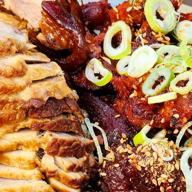 고빵누나⋆강서⋅마포⋅은평⋅연남⋅강남⋅중랑⋅노포⋅맛집⋆ on Instagram: "#협찬 [동대문-호야네족발]
야식에는 빠질수없는 족보세트-!!
족발????보쌈???? 둘다 시키면 돼지🐽
족발에서 살코기도 좋지만 진리는 껍데기쪽 아닌가요!?!?!
 탱글탱글하고 쫜-득쫜득한게 몸속에 콜라겐이 들어오는 느낌이랄까?

기본도 좋지만 족발은 불족이 최강👍이라고 생각합니다
매콤하면서도 부드럽고 은은하게 몸에 🔥열이 올라요~~ 에-오
그걸 새콤달콤하고 쫀쫀한 막국수에 싸먹으면 을~마나 맛있게요?
밥을 원할때에는 주먹밥에다가 보쌈김치 얻어서 한숟갈🍙

이 집 만의 🌶청양소스에 찍어도 엄청 맵지 않고 깔-끔
사이드로 나오는 오뎅탕은 또 국물이 칼칼해서는 소주 한 잔 하기 딱 좋은 육수라니까요

오늘은 불족에 한잔하면서 오뎅탕으로 해장 어때요?

✔️반반메뉴 *족발/보쌈/불족발중 2가지 선택
(소 35,000원 / 중 40,000원 / 대 45,000원)
✔️보쌈+족발+막국수+음료수set
(소 53,000원 / 중 65,000원 / 대 75,000원)

📍서울 동대문구 전농로 189

#고빵누나_동대문구 @gobbang_nuna 

#광고 #족발 #보쌈 #불족발 #막국수 #미니족 #반반족발 #불미니족#동네맛집 #불족발맛집 #전농동맛집 #청량리맛집 #청량리역맛집 #휘경동맛집 #동대문맛집 #족발맛집 #보쌈맛집 #호야네족발 #동대문로컬맛집 #시립대맛집 #내돈내산 #족발맛집 #동대문핫플 #먹스타 #고빵누나 #선팔 #야식추천 #점메추 #저메추"