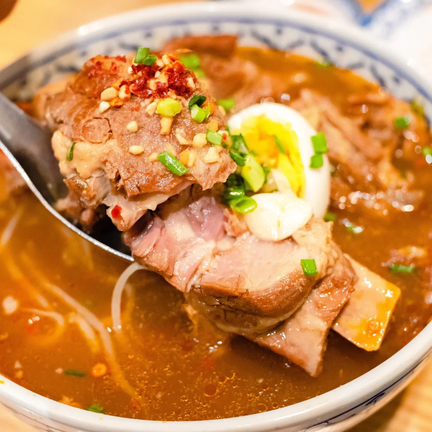 #협찬 #부천중동맛집 #부천시청맛집
#타논55현대백화점중동점 #타논55 #쏨땀

감자탕 맛이 나면서 오묘하게 태국맛도 나는 

감칠맛 좋은 #감자탕쌀국수 

먹고 돌아서면 은근 생각나는 감자탕쌀국수

태국의 정취를 느끼고 싶다면 다녀오기 좋은 #타논55

중동현대백화점 8층에 있어 접근성도 좋고 자리도 널찍해서

쾌적하게 식사가능^^

다음에는 커리식곱창쌀국수 먹어 볼 예정^^

#태국음식 #점심메뉴 #쌀국수 #쌀국수맛집 #리뷰노트 #일상 #먹팔 #맞팔 #먹팔맞팔 #맛스타그램 #먹스타그램