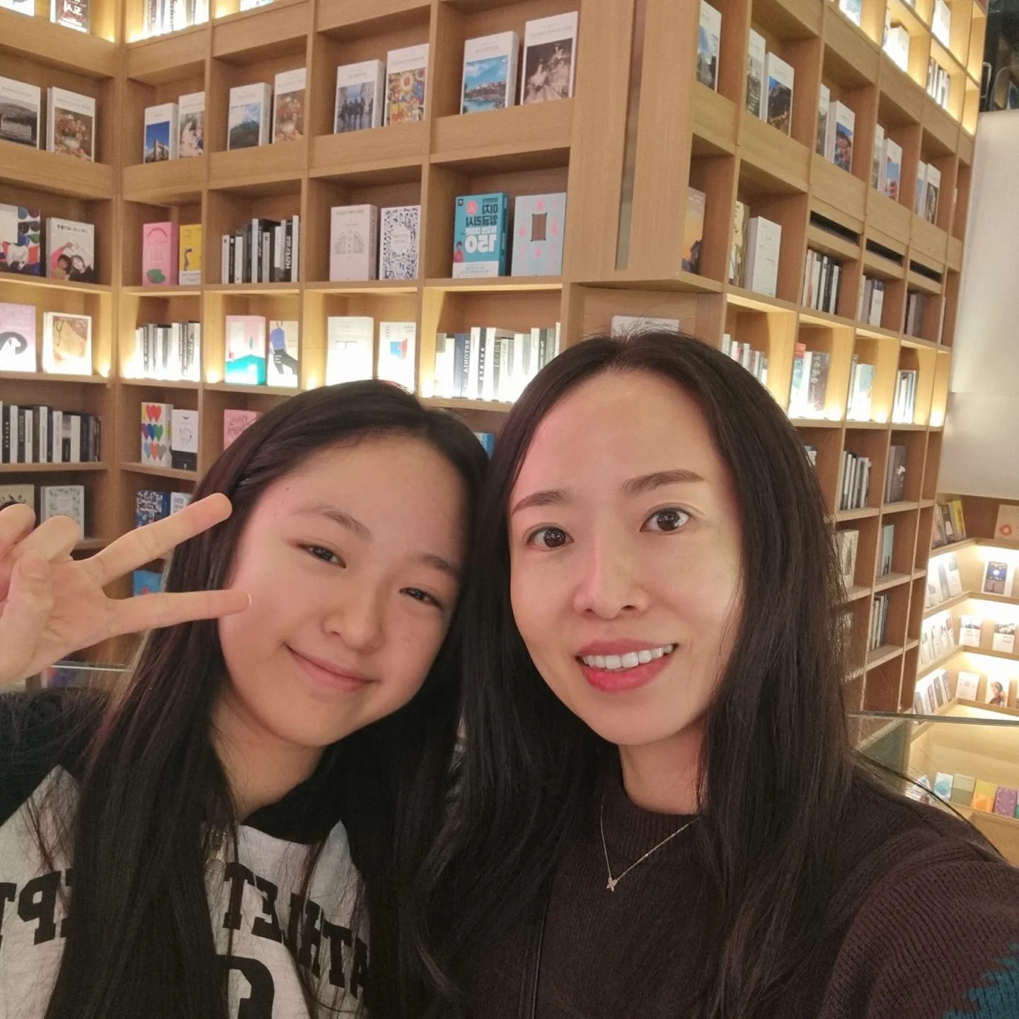 왜 홈케어 백 번보다 피부과 관리가 낫다고 하는지 알겠어요!

언젠가부터 거울보면 볼살이 쳐져서
입 옆으로 심술보가 잡히는게
여간 신경쓰이는게 아니더라고요!

40대 부터 급격한 노화가 오는건지
너무 관리를 안 한 탓인지 😭 
한 번 신경쓰이기 시작한 볼처짐에
급히 리프팅 폭풍검색 해보니

얼굴살 없고 볼패임 걱정인 사람들에겐
#온다리프팅효과 가 좋다고 하더라고요~^^

온다리프팅 이라고 다 같은건 아니죠 ❌️ 
#압구정피부과  유명한 곳!
#유진스의원 원장님이  직접 #압구정리프팅 
시술로 볼패임 부작용 없이 진행되어
너무너무 만족스럽더라고요 👍 

& 시술 전 여성원장님이  피부전담 주치의처럼
세심하게 봐주시고 어떻게 #리프팅 할건지
디자인도 잡고 진행했어요

레이저시술 아플까봐 걱정은 노노 🙅‍♀️ 

#온다리프팅 정말 하나도 안아파요♡
마취크림도 필요 없어요!!

효과도 빠르게 나타난다고해서 기대했고
한달이 훅! 지나갔네요^^

실리프팅처럼 훅 올라붙는건 아니지만
그래도 제가 느끼기에  레이저치고는
처짐이 많이 올라간 느낌이라
저만 느끼는 그 만족감이 있어요^^ ❤️ 

딸이랑 셀카 찍어도 밀리지않아! 🤳 ㅋㅋ

또  거기 도수치로 첫회 만원 이벤트 진행중이라
간 김에 받아보았는데  진짜 손맛 예술이예요 👍 👍 👍 

압구정피부과  잘하는곳 찾으시는분들
리프팅 하시면서 도수치료도 함께 받아보세요^^
진짜 짱짱짱 이예요!

#울쎄라리프팅#온다리프팅후기
#압구정도수치료