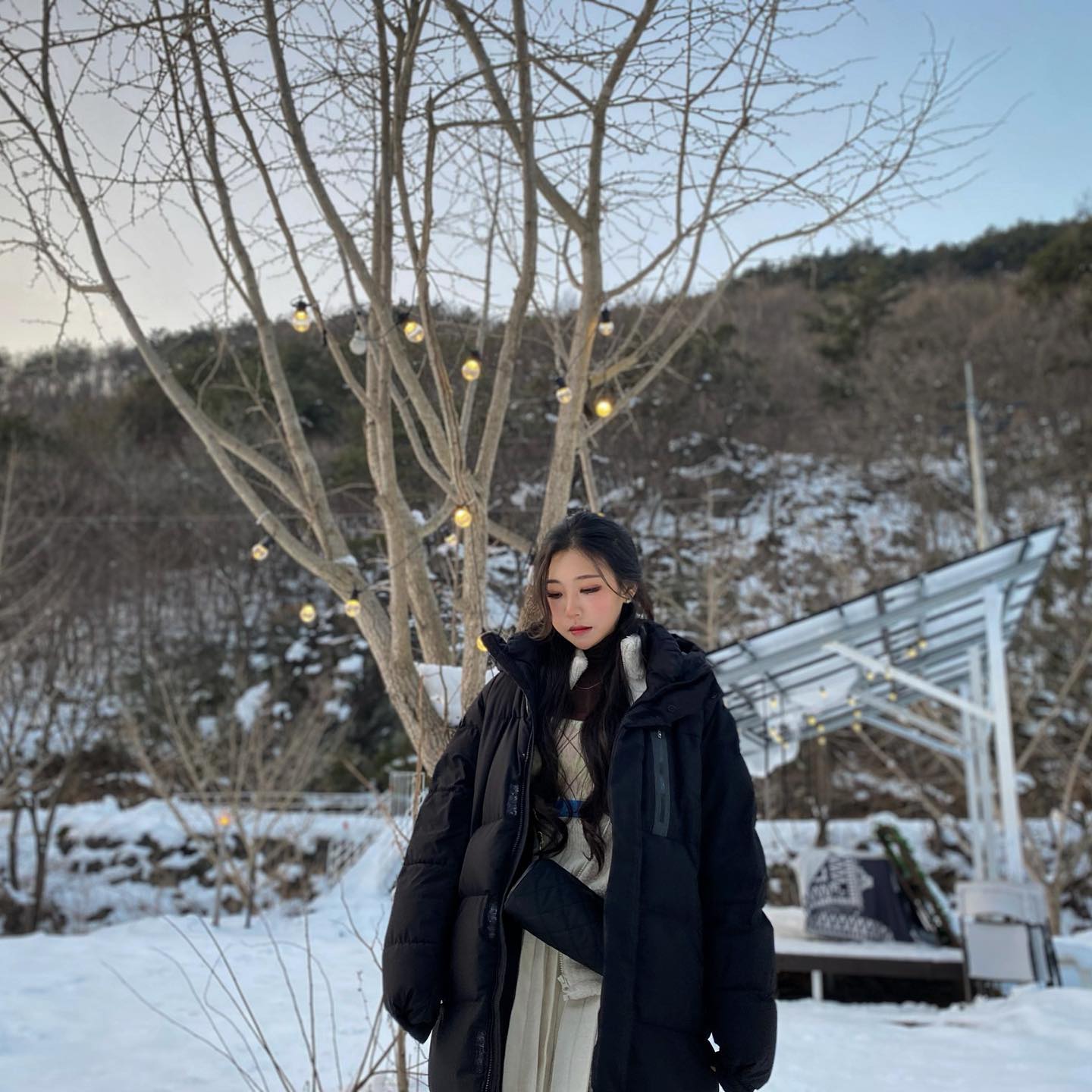 해피 뉴이어💥
나쁜 생각 나쁜 감정 다 날려버리고 
내년에는 제발 행복한 일들만 가득하길.
행동반경과 인간관계가 넓지 않지만 
깊다는 생각이 들었던 요즘
아직도 철부지에 배울게 많은 나를 
온전히 인정해주고 이해해주는 내 친구들과 가족들 덕분에 
나를 조금 사랑할 수 있었던 2022년도였던 거 같아요
내년엔 더 발전하고 나아가는 아름이가 되길, 
새로운 인연에 겁먹지 않길, 변화를 두려워 하지 않길, 
관계에서 나를 먼저 생각하길!
이상 잡다한 말 봐주셔서 감사해요
인스타 자주 안해도 저랑 소통해주시고
팬이라고 말씀해주시는 분들 때문에 이어갑니다
다들 너무너무 사랑하고 감사해요!!!
- 술먹고  용기내 쓴 글
.
.
.
#2023 #인스타패션 #잡생각 #다짐 #용기 #임실캠핑장 #겨울코디 #소통 #인친해요 #인스타사진 #계묘년 #instagood #instalike #dailylook #follow #fashion #instafashion #ootd #instafollow #winter #winterfashion #likexlike #lll #selca #mood #camping #glamping #생각정리