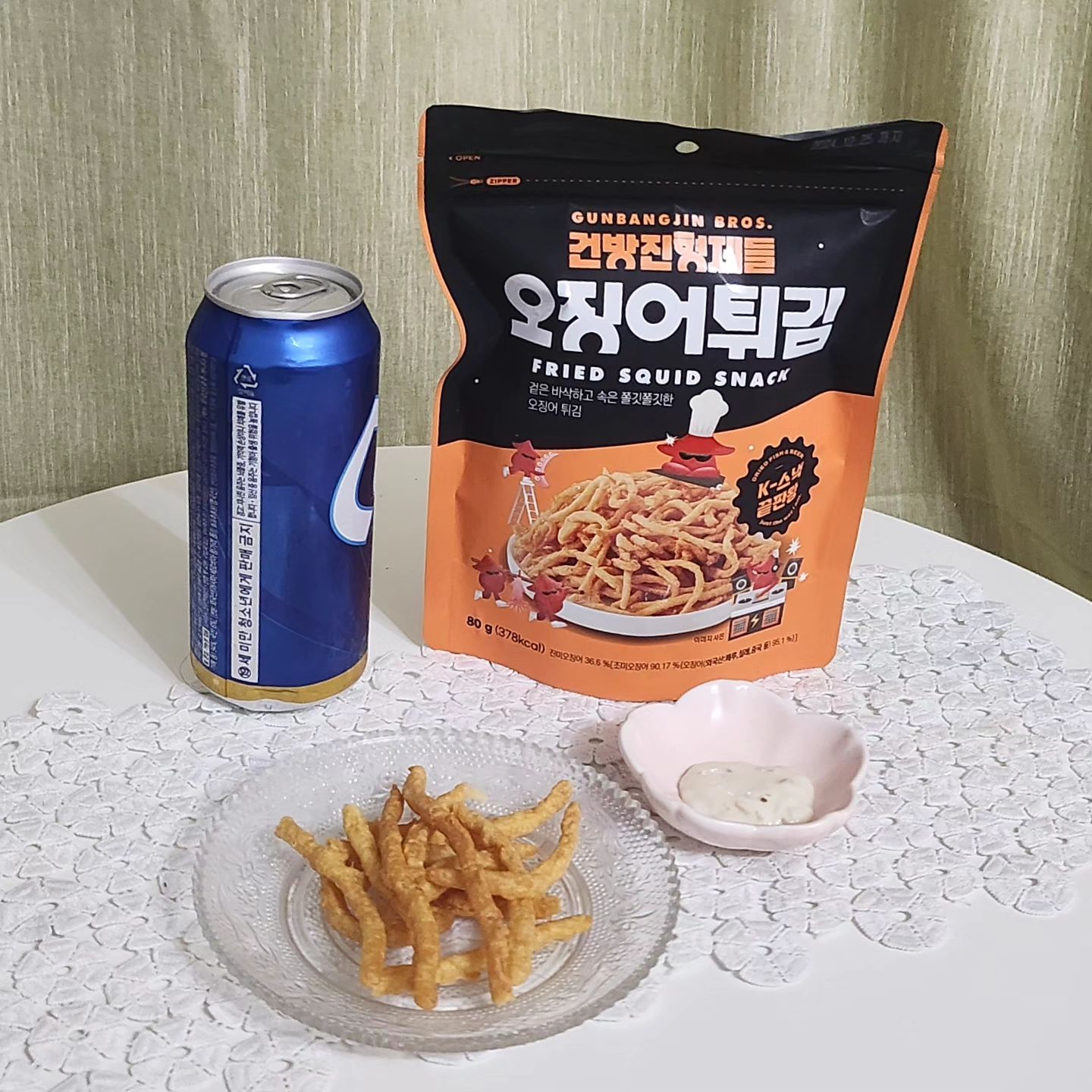 #협찬

간단하게 맥주 한잔하고 싶을때 안주로 #오징어 만한거 없죠.
뭔가 씹히는 #술안주 가 먹고 싶은데 일반 오징어는 너무 턱이 아프고 간편하면서 맛있는 #마른안주 찾으신다면 #건방진형제들 의 #오징어튀김 추천합니다.

100% 원물 #진미채튀김 인데 엄청 얇은 튀김옷이라 튀김옷이 없는줄 알았어요.
건방진형제들만의 특별한 레시피로 만들어자 특제파우더 및 저온반죽, 균일해 튀김의 기술로 튀김옷이 분리되지 않고 국수나 우동, 라면  위에 고명을 올려도 국물 흡수후 눅눅해지지 않아요.

프리미엄 식물성 카놀라유로 매일 아침 신선한 기름으로 2번 튀겨낸 #후라이드오징어튀김 ~

지퍼백으로 되어 있어서 #간식 으로 먹고 싶을때 꺼내먹다가 저장도 가능하고 차나 외출시에도 가지고 다니기 편해요.

다양한 소스에도 잘 어울리는 #맥주안주 !!!
소주나 증류주와도 잘 어울리는 #소주안주 라서 집에 쟁여놓기 필수죠.