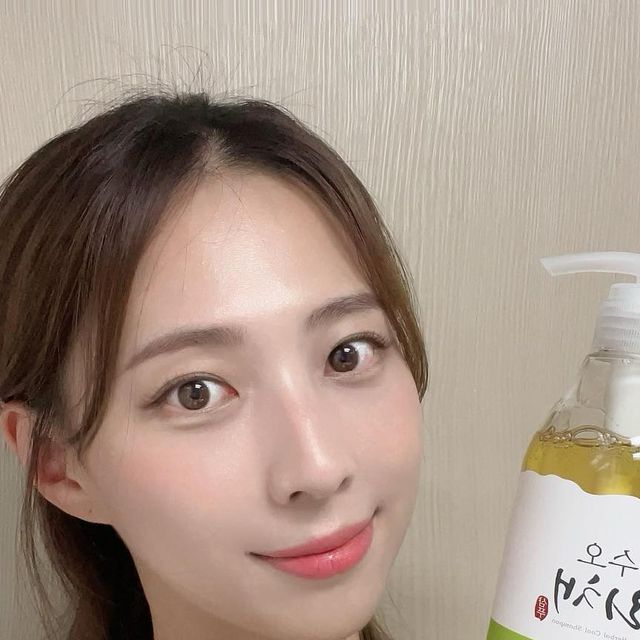 김초이 on Instagram: "#협찬 #하수오뿌리채쿨샴푸 한방샴푸 사용해보셨나요?! 천연 유래 계면활성제를 사용한 하수오 뿌리채 쿨샴푸! 두피와 모발 건강에 좋은 한방 성분이 들어간 저