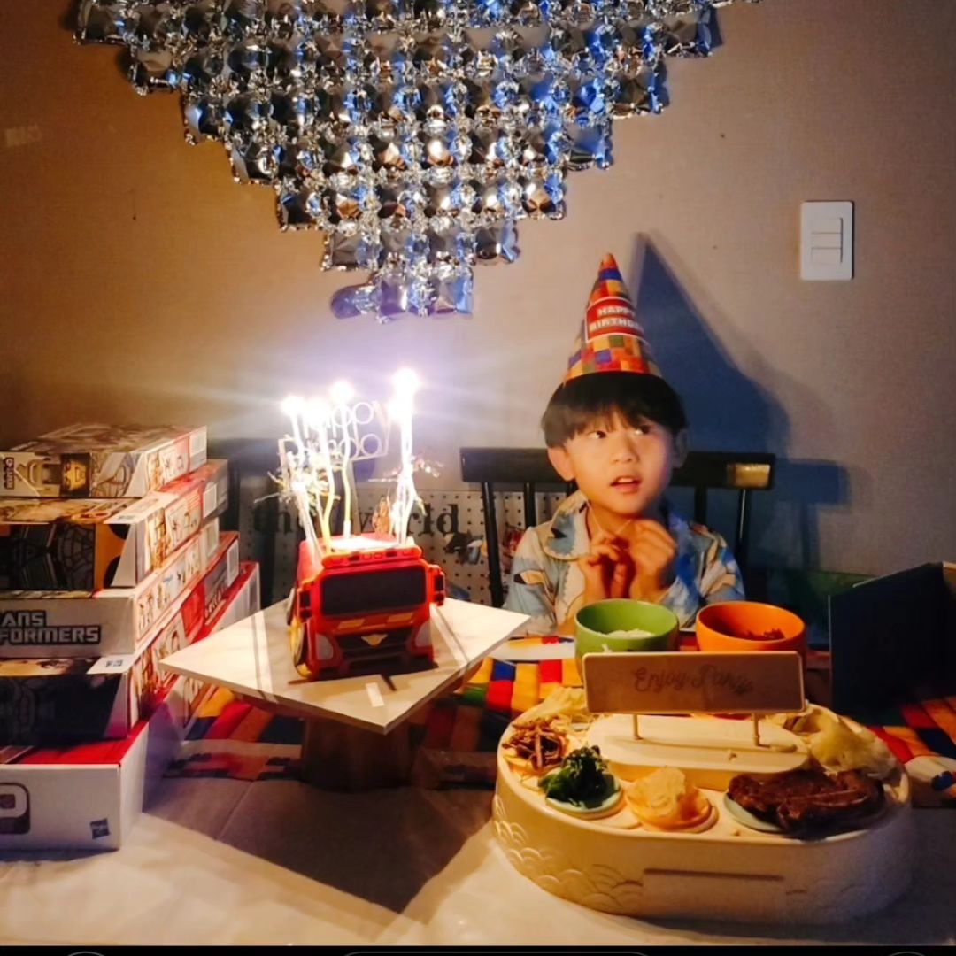 #HBD
진해집오자마자 바로준비
바쁘다바빠...
그래도 명절에껴서 
다행히 앵무참석😊
우리대듀니는
금보다 레고에 눈을 못떼는
ㅋㅋㅋㅋㅋㅋㅋㅋㅋㅋㅋ

생일이라행복하다는대듄
회전초밥처럼 올려두니
잘먹네 ㅋㅋㅋㅋㅋㅋㅋㅋㅋ
올해도 딱
지금처럼만하자
너무까불지말고...제발

#기다리고기다리던너의생일
#금부자
#그걸노리는앵무