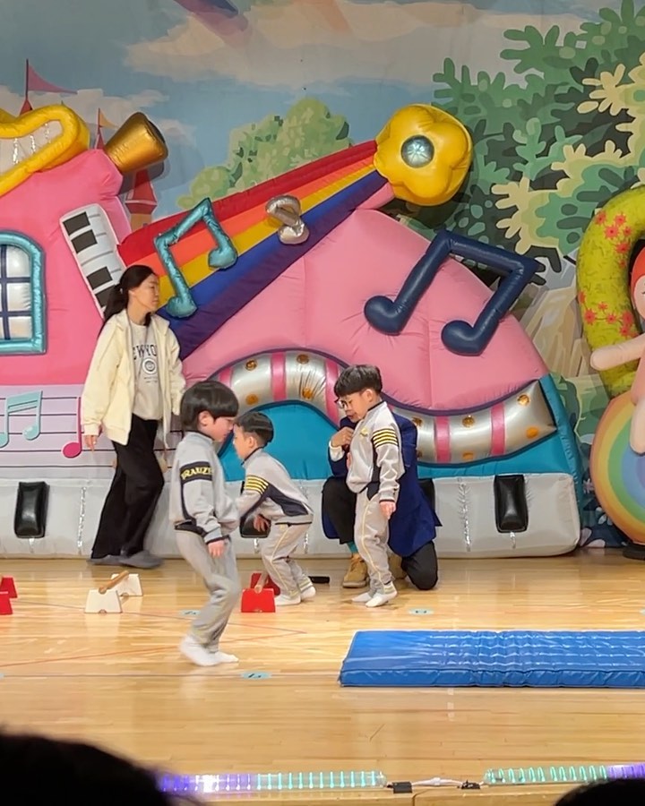 우리 교빈츠 1년새 많이컸네❤️
작년에는 힝구힝구 울기만 했는데🤣🤣

율동선생님 안보고 교빈이가 너무 좋아하는 
원영이만 보고 춤추기ㅋㅋㅋㅋㅋㅋ 

3주동안 준비했다는데 우리 아이들 모두모두 너무 대견하고 멋졌어💓
F엄마는 다른 아이들 무대보면서도 움ㅋㅋㅋㅋ
옆에서 오빠 “응? 울어?😳?” 
ㅋㅋㅋㅋㅋ