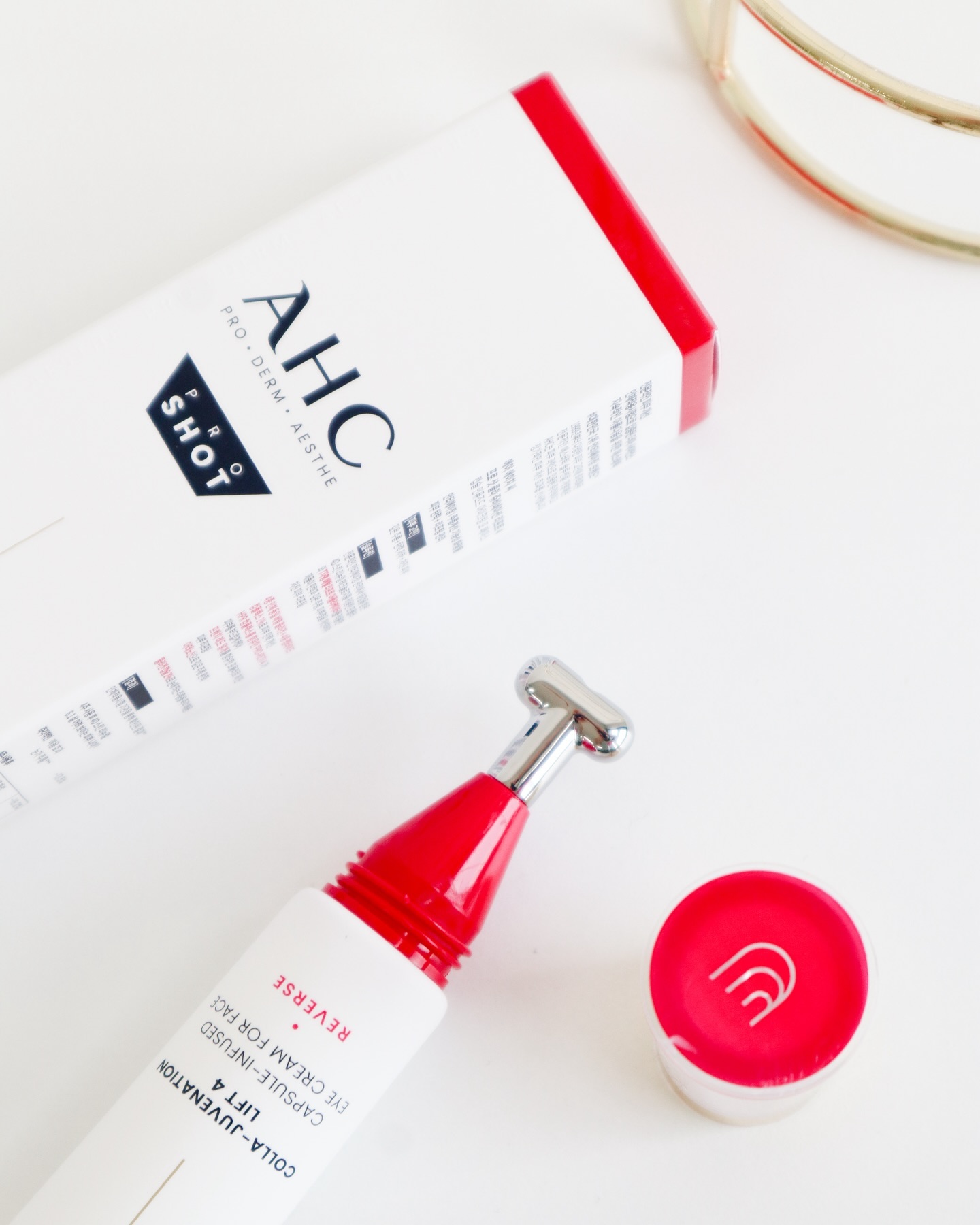 #광고

🤍AHC 프로 샷 콜라 쥬비네이션 리프트 4 캡슐 인퓨즈드
아이크림 포 페이스🤍

💟30ml
_____________________________________________
#AHC #AHC프로샷 #리프팅프로샷 #콜라겐캡슐아이크림
전문가가 인정하는 안티에이징 프로 AHC에서 나온
2SETP 시너지 2X 리프팅 인체시험으로 입증된
프로샷 듀오 중 프로샷 콜라-쥬비네이션 리프트4 캡슐
인퓨즈드 아이크림 포 페이스 가지고 왔습니당!
-
🤍T자 메탈 어플리케이터로 쉽게 관리하다!
T자 모양의 메탈 어플리케이터를 적용한 제품으로 처진
피부 탄력을 끌어올리는 리프팅 관리가 가능합니다!
-
🔑탄력 · 깊은 주름 · 피부결 3가지를 빈틈없이 케어!
✔눈가 부위 피부 리프팅 +26.6% 개선!
*얼굴 전체 피부 리프팅
*즉각적인 눈구 자름 메움++
 
🔑4D 스킨 리뉴얼로 4주만에 동안 피부로!
✔1D ▶ 3중 주름개선 : 눈가+미간+입가 -16.2%
✔2D ▶ 피부 탄력개선 : 볼 -14.5%
✔3D ▶ 모공 타이트닝 : +21.7%
✔4D ▶ 피부 리프팅 효과 : 눈가 부위 +26.6%, 
이마부위 +5.5%, 볼 부위 +12.3%, 입가 부위 +25.5%,
턱 부위 +19.3%

🔑강력한 안티에이징 포뮬러+콜라겐 캡슐
차세대 레티놀 성분인 PRO=RETI4과 4종 인체 동일
배열 콜라겐, 콜라겐 캡슐 2%, 4종 펩타이드 콤플렉스
1%를 담아 눈가 피부를 채워주는 데 도움을 줍니다!

🔑특허 멀티 레이어 샷 리포좀™ 공법
피부 지질층과 유사하게 여러 겹으로 구성된 모공 1/1,430
사이즈의 멀티 레이어 샷 리포좀™ 공법으로 피부에
흡수를 도와줍니다!
-
🤍총평🤍
광고지만 찐 후기를 들려드리기위해 TMI로 시작합니다!
요즘 계절갈이해서 눈알러지가 심해졌거든용,, 그래서
눈을 자꾸 비비고 긁고하니까 주변에 착색도 생기고
건조해서 눈 밑에 주름도 생기려고 하더라구요!
AHC는 워낙 아이크림으로 유명하고 늘 엄마께서 쟁여
놓고 사용하셔서 저도 자주 접했었는데 크림 나오는
어플리케이터가 T자로 눈가 마사지도 할 수 있게 나와서
흥미를 확 끌더라구요! 그래서 더욱 기대감이 올라갔었
답니다! 실제 사용해보니 조금 짜서 어플리케이터로
마사지차 문지르니까 따로 뭘 구비하지않아도되니
너무 편하더라구요! 위로 살짝 끌어올리면서 문지르고
손끝으로 톡톡 두드리면 바로 쓱 흡수되고 즉각 촉촉한
눈가로 변해서 아 역시 명불허전 AHC 아이크림이다
생각이 들었답니다! 지금부터 더 더 건조해지는
겨울까지 잘 쓸 거 같아서 넉넉하게 구비해서 엄마
사드려야겠다는 생각이 들었답니다! 이거 너무 고급져서
명절선물로도 좋을 거 같아 효도템으로도 추천드립니다!
-
#15그램 #15그램뷰티 #15그래머
#AHCPROSHOT #T자괄사아이크림 #AHC아이크림
#아이크림 #아이크림추천 #올영추천템