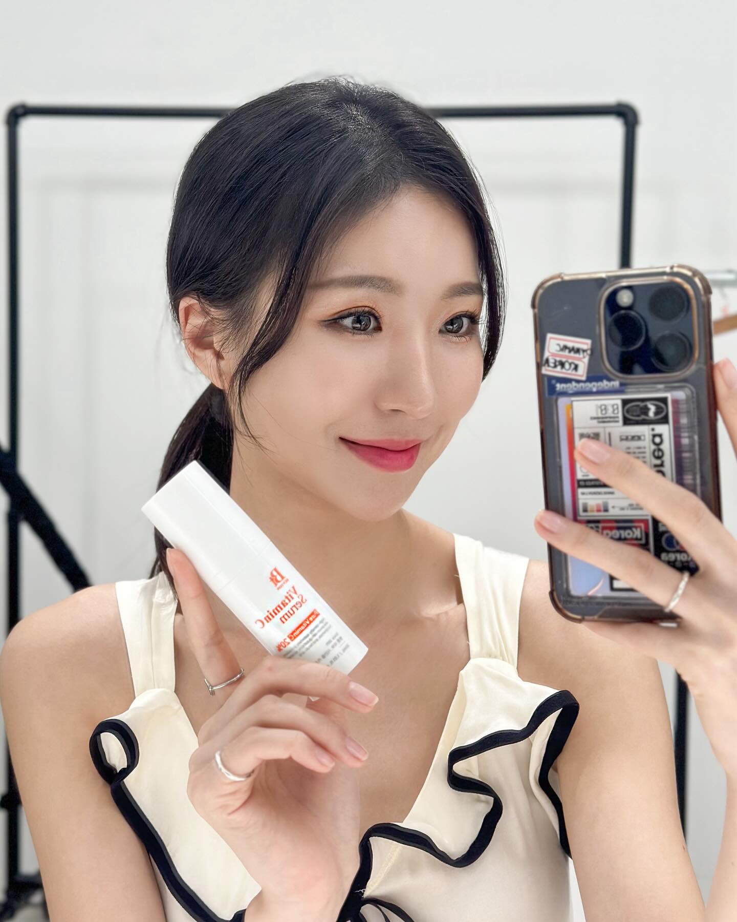 #광고 🫣 미백/탄력케어에 고민인 분이라면 주목!
🍊20% 고함량 비타민C와 항산화 성분이 들어있는 #벤톤 #비타민C세럼🧡
 
영국산 비타민C를 최적의 농도 20%로 글루타치온, 페룰릭애씨드 등과 함께 적용, 피부의 수분 함유량에 따라 비타민C가 활성화되며 피부 pH를 서서히 변화시켜 자극 염려는 적게, 항산화 효과는 확실하게 🆙
 
다량의 보습 성분이 피부의 수분과 열감을 가두는 역할을 해 사용할때 약간의 온열감이 느껴지는데요,
피부 마사지 전 영양을 잘 전달할 수 있도록 해주는 스팀타올 보습효과를 느낄 수 있어요 ❤‍🔥
 
✨피부에 윤광을 부여하는 부드러운 사용감 보이시죠?!!
피부온도에 녹아 매끄럽게 퍼지는 부드러운 사용감으로 적은 양으로도 얼굴 전체를 도포할 수 있어요!
 
건조하고 탄력이 부족한 분, 기미/잡티가 많고 칙칙한 피부톤이 고민인 분께 추천!!
 
#벤튼 #벤튼비타민씨세럼 #벤튼비타민C세럼 #비타민C앰플 #비타민앰플 #기미앰플 #잡티앰플 #미백앰플 #수분앰플 #비타민세럼 #잡티세럼 #에센스추천 #세럼추천
