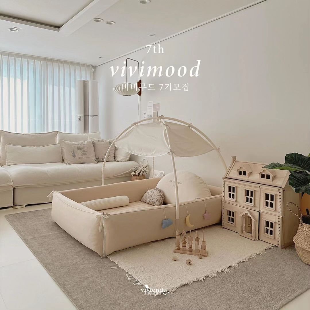 베뿌네 신청👶🏻🤍
#리그램 - vivienda_official 
🌿#비비무드7기모집

벌써 7기 모집이네요
비비무드 되시면 비비엔다 상품으로 방 도배해드림주의‼️ 
다들 아시죠?ㅎㅎ 지난 비비무드 4기분 중 한분은 
집에 놀러온 친구가 여기 비비엔다 쇼룸이냐고 하셨다고😂😂 
네.. 쇼룸으로 만들어드립니다

비비엔다와 찐 육아소통 해주실, 진정성있는 신상품 아이디어를, 제품사용 찐후기 공유해주실 비비엔다 찐친 비비무드(인스타그램 체험단) 7기를 모집합니다.

🌱 모집기간 & 인원
- 모집기간: 12/27 ~ 1/7
- 당첨자발표: 1/10 ~ 1/17
- 인원: 15명~20명 내외 (신청인원에 따라 변동가능)

🌱 신청방법
1. vivienda_official 팔로우
2. 해당 피드 ❤️ + 리그램 (글까지 모두리그램 필수)
3. 댓글로 "내가 비비무드가 된다면"
간단한 참여각오와 아기 개월수를 남겨주세요.
4. 비비무드7기에 함께 하고 싶은 친구소환 (당첨확률 up)
(숫자는 중요하지 않습니다. 무분별한 친구소환 자제해주세요)

🌱 비비무드 혜택 & 활동기간
- 비비엔다 전상품중 선택 무료체험
- 비비엔다 신상품 출시전 무료 샘플 품평
- 비비엔다 신상품 기획 참여 기회
- 활동기간: 4~6개월

🌱 이런분들 환영합니다 (비비무드 선정기준)
- 평소 비비엔다에 진심이셨던 비비맘/대디
- 평소 인스타그램 소통에 진심이신 비비맘/대디
- 평소 아기의 일상을 사진에 진심이신 비비맘/대디
- 비비엔다 제품 사진/영상촬영에 진심이실 비비맘/대디
- 제품 홍보를 활발히 해주실수 있는 비비맘/대디
** 팔로워가 많지 않아도 괜찮습니다
** 비공개 계정은 신청이 불가합니다

🌱 우수 비비무드 혜택 (활동 종료 후)
- 우수 서포터즈: 특별 상금 또는 선물 + 8기연임기회

#비비무드 #비비무드7기 #육아맘
#서포터즈모집 #서포터즈모집중
#둥이맘 #열정맘 #열정대디 #모여라
#아기방꾸미기 #아기침대 #범퍼침대  #범퍼가드 #아기이불
